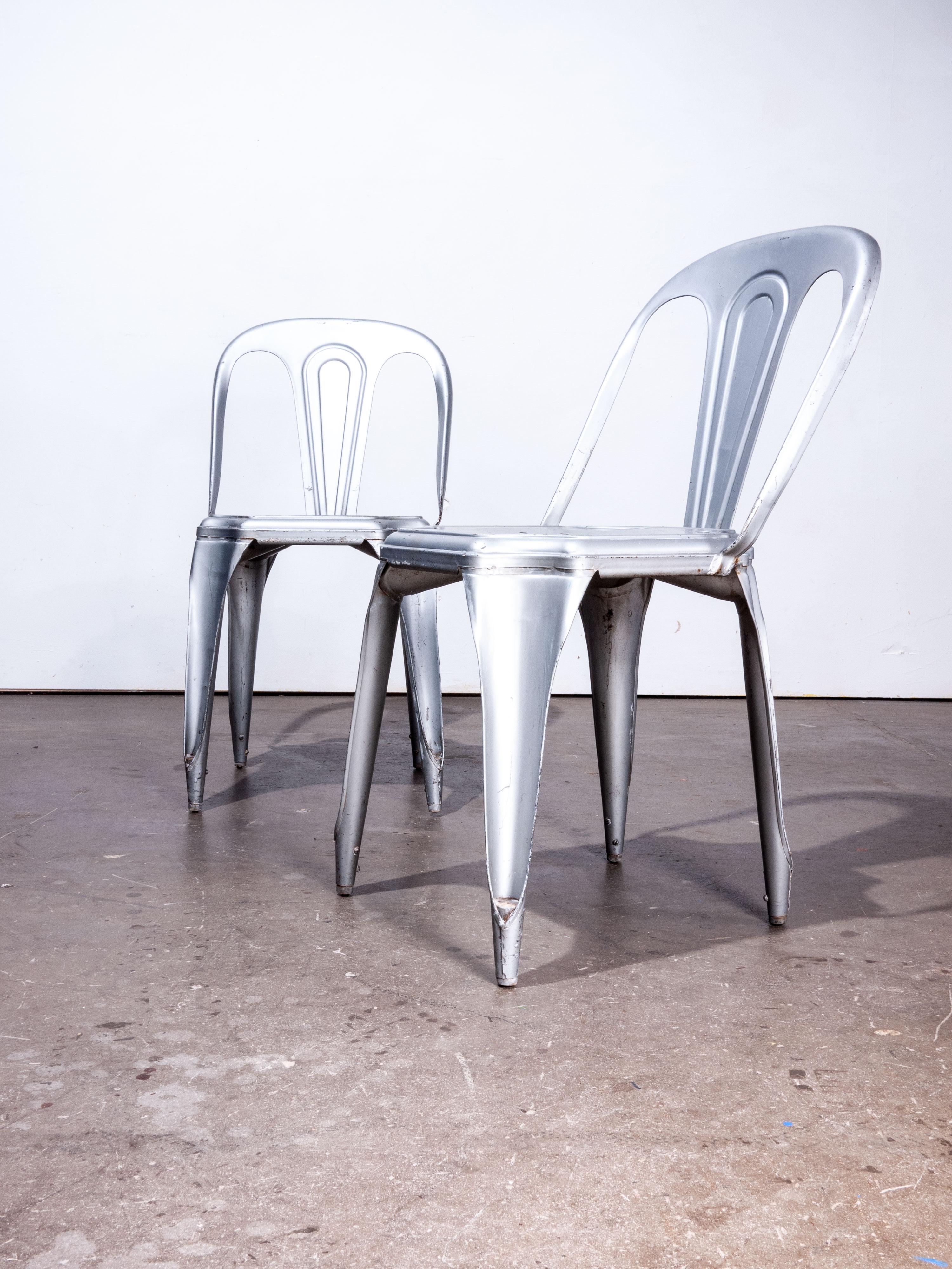 1950er Jahre Paar originale stapelbare Fibrocit-Esszimmerstühle aus Metall
1950er Jahre Paar originale stapelbare Fibrocit-Esszimmerstühle aus Metall. Das 1920 von Antony Neuckens in Belgien gegründete Unternehmen Fibrocit begann mit dem Import von