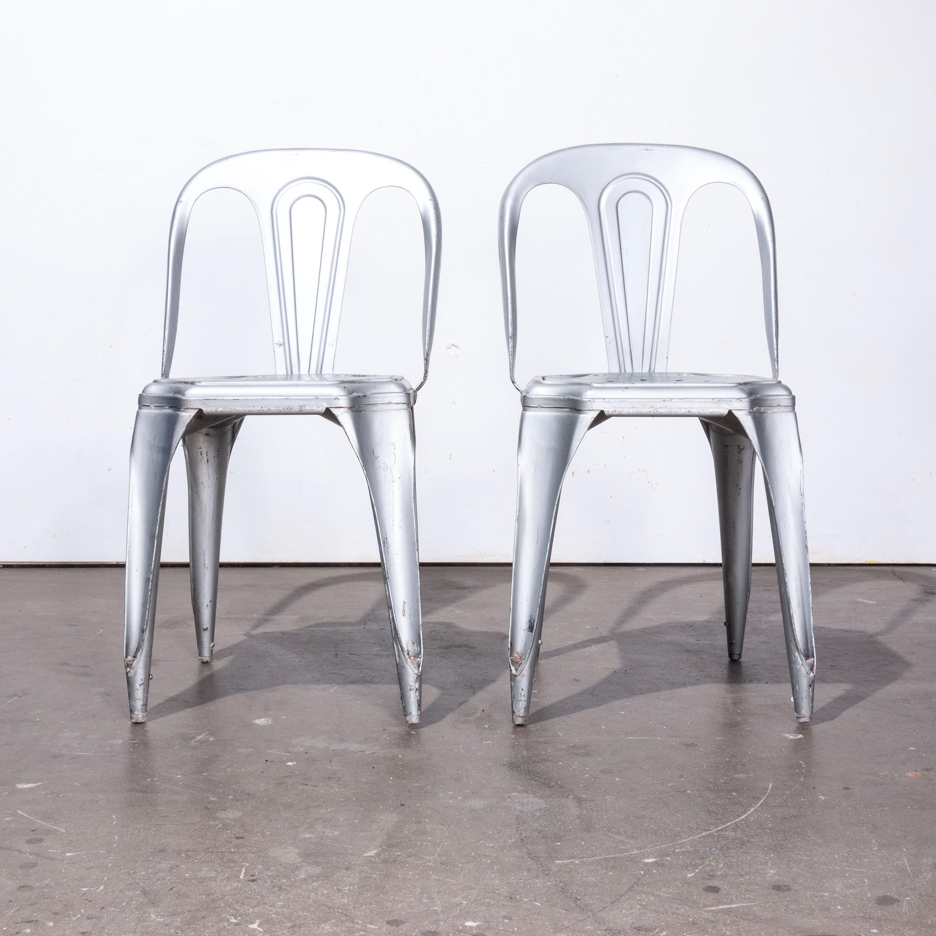 paire de chaises empilables originales en métal Fibrocit des années 1950 Bon état - En vente à Hook, Hampshire