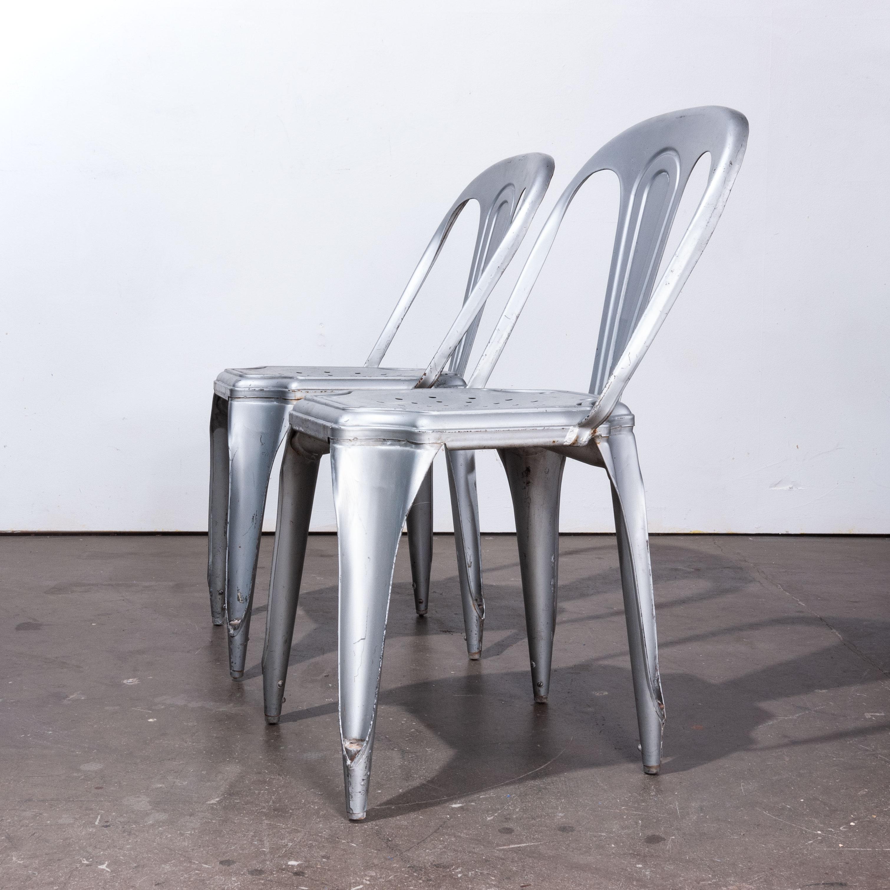 Milieu du XXe siècle paire de chaises empilables originales en métal Fibrocit des années 1950 en vente
