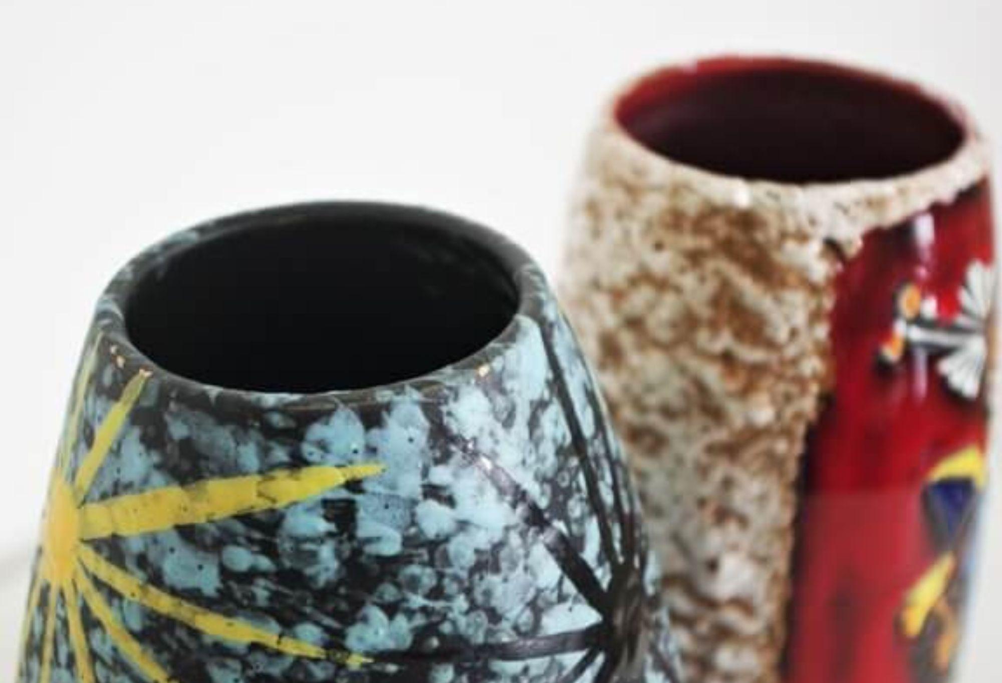 Sammarinese 1950s Pair of Polychrome San Marino Vases – Mid-Century Italian Ceramics in vendita