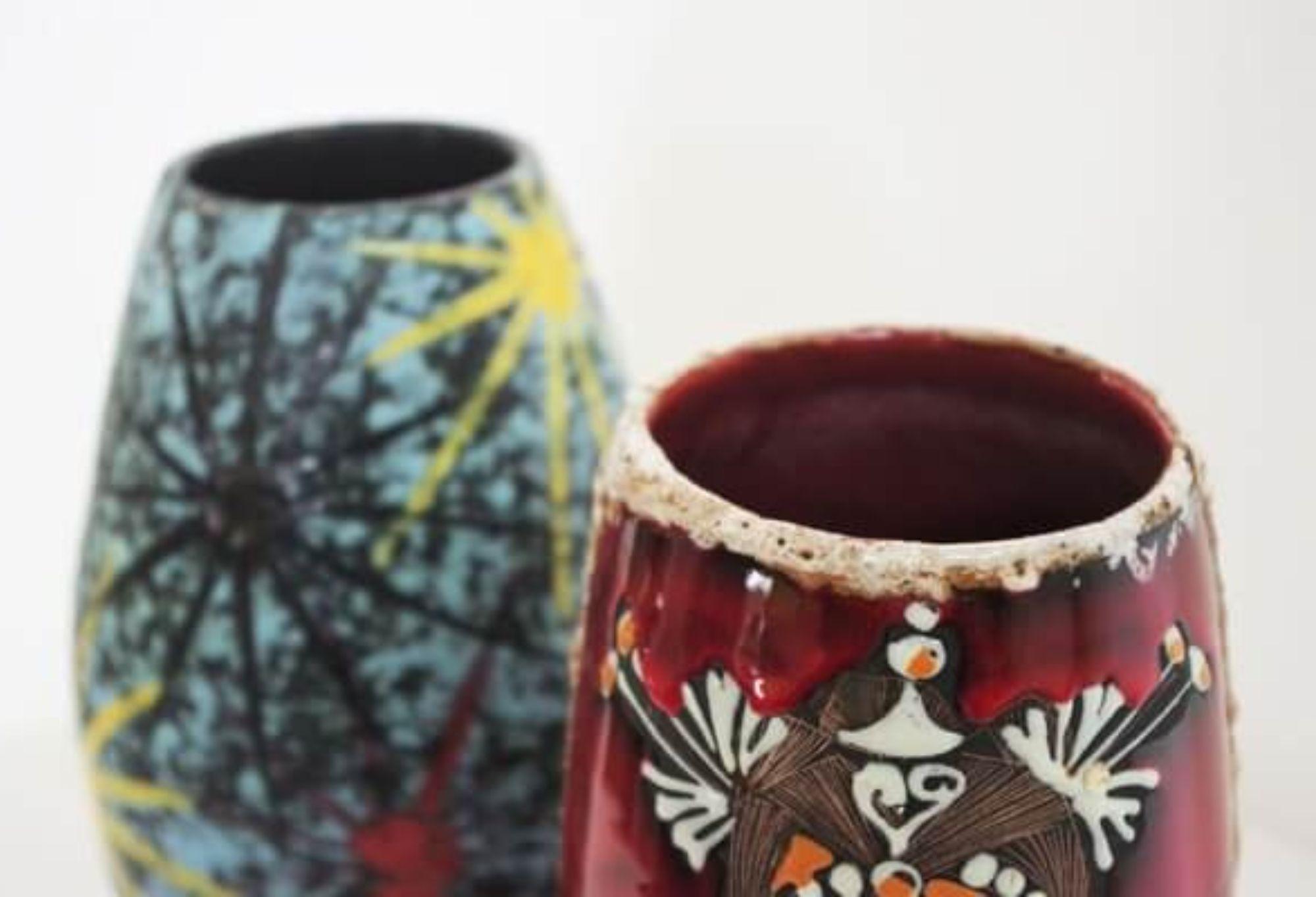 1950s Pair of Polychrome San Marino Vases – Mid-Century Italian Ceramics In condizioni buone in vendita a Manzano, IT