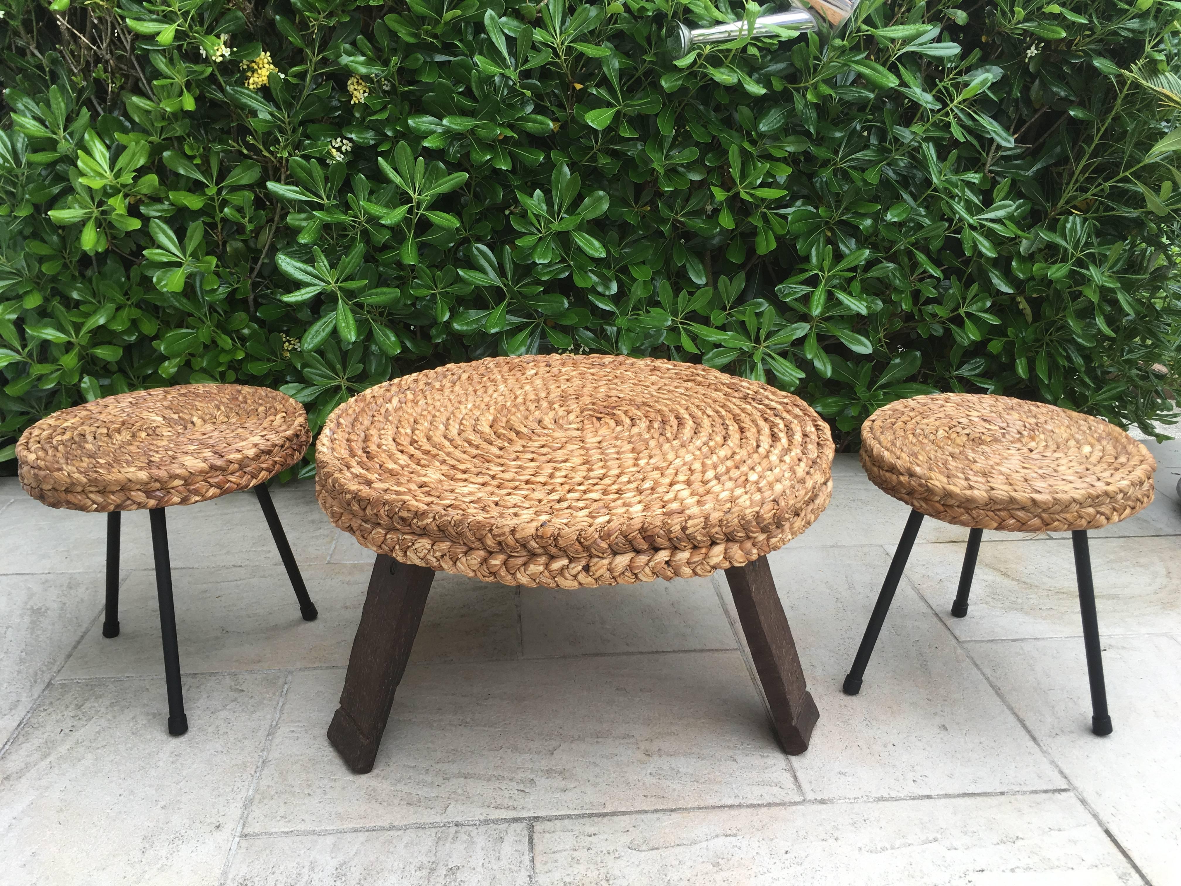 1950s Pair of Rattan and Black Metal Stools Attributed to Audoux Minet, France For Sale 5