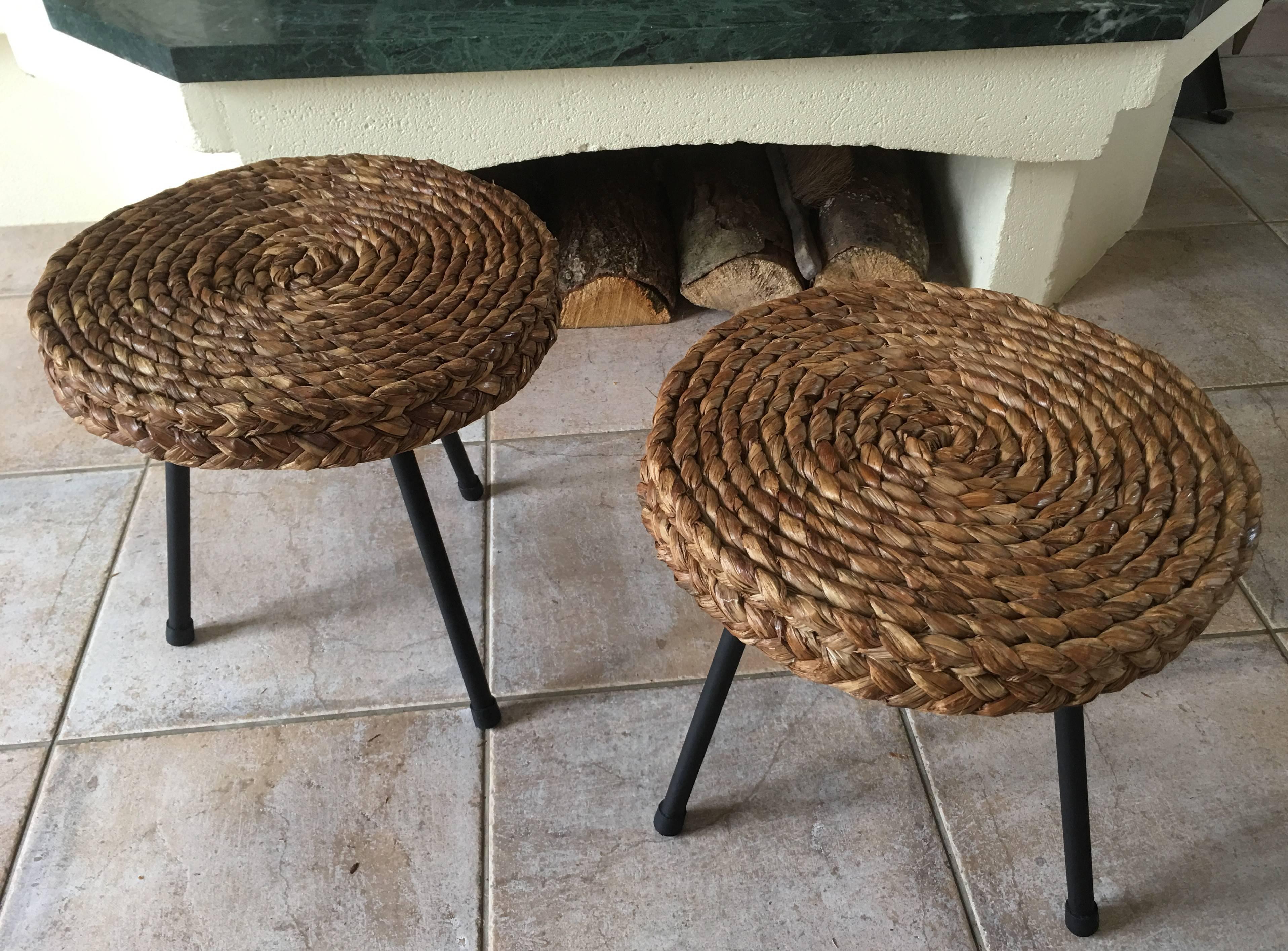 Original pair of rattan stools based on three black painted metal. It comes from a French riviera house and is attributed to Adrien Audoux and Frida Minet, French designers at Golf Juan in the 1950s
The rattan is in very good original condition. The