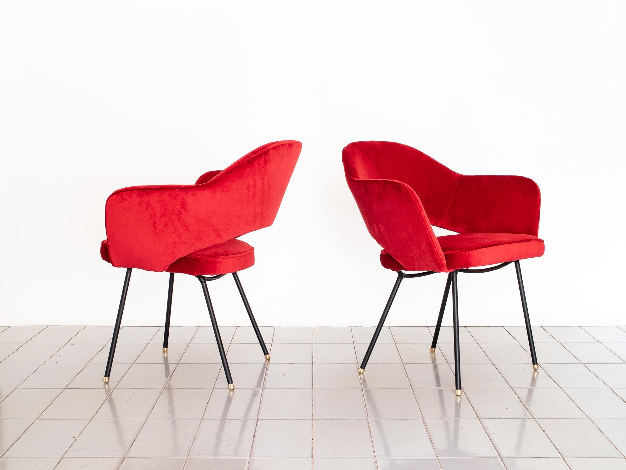 Cette paire de fauteuils du début des années 1950, réalisée par Hauner pour Móveis Artesanal, est un ensemble de fauteuils étonnant et très rare. Le design de ces fauteuils ressemble à celui du fauteuil exécutif de Saarinen, mais avec la touche