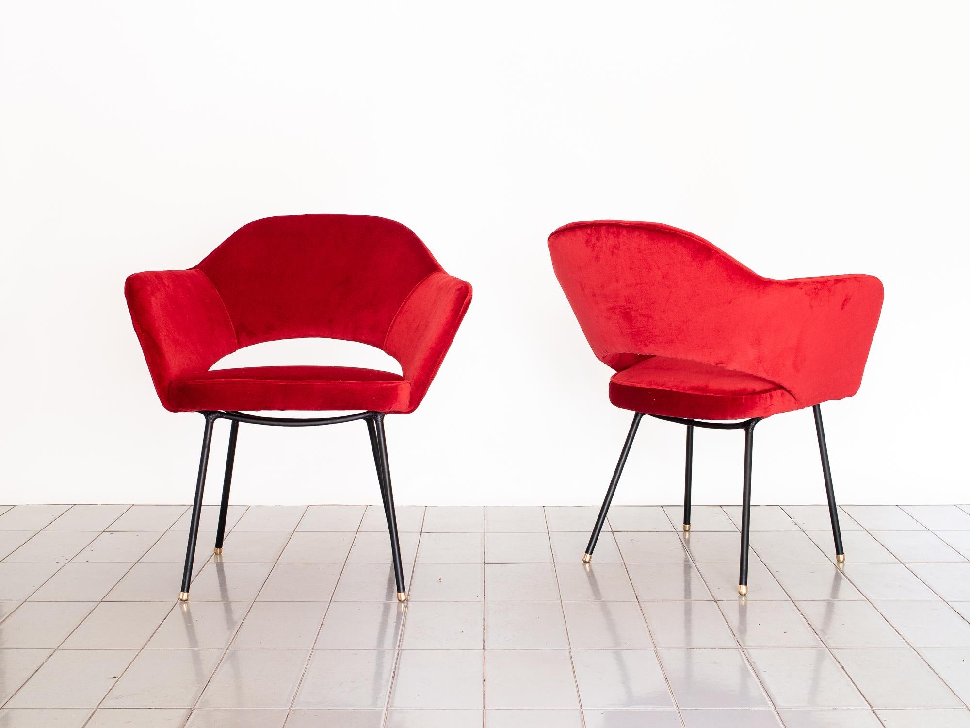 Brésilien Paire de fauteuils en fer et velours rouge des années 1950 par Carlo Hauner, Brésil en vente