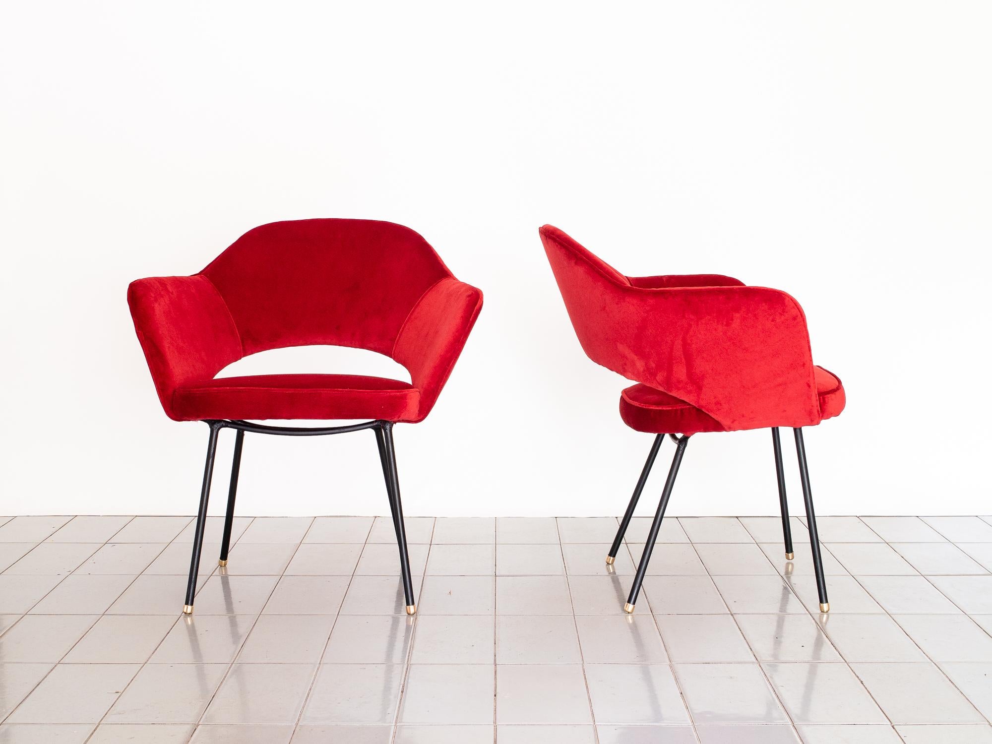 1950s Pair of Red Velvet Iron Armchairs by Carlo Hauner, Brazil In Excellent Condition For Sale In Sao Paulo, SP