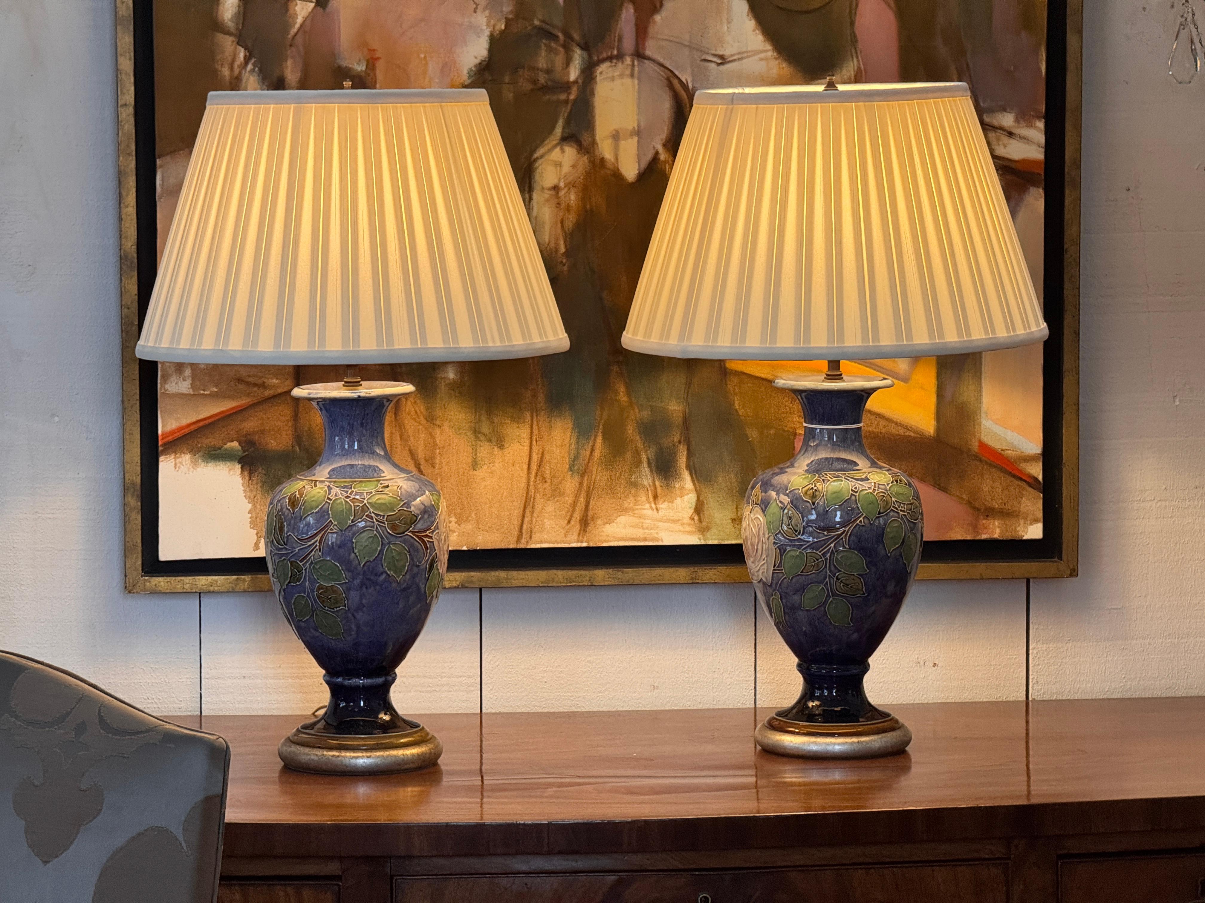 1950s Pair of Royal Doulton “Rose” Lamps im Zustand „Gut“ im Angebot in Charlottesville, VA