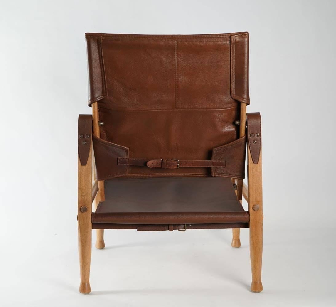 1950s pair of Safari armchairs Kaare Klint for Rud Rasmussen
Inspirated in 1937 by the English officers colonial armchairs in Africa.
Elm wood structure with a neutral wax finish. Upholstery made of brown patinated leather.
Excellent