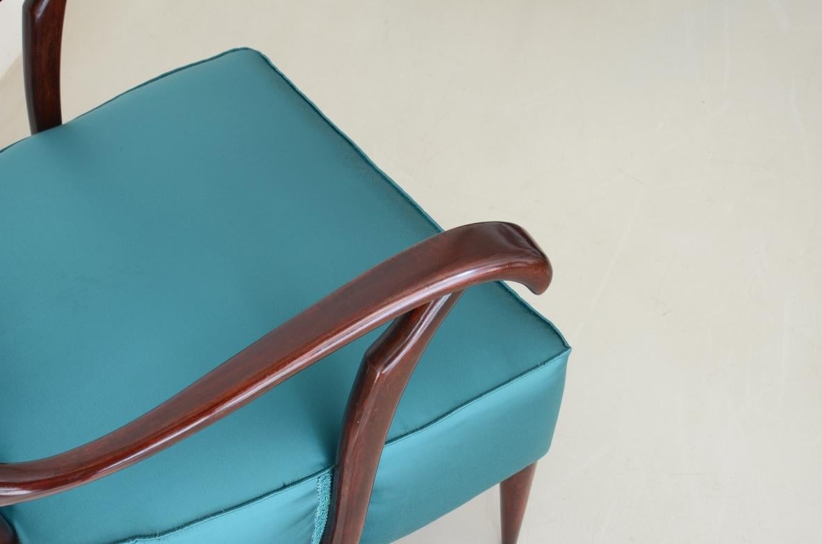 Italiano Anni '50 Coppia di poltrone imbottite in raso in vendita