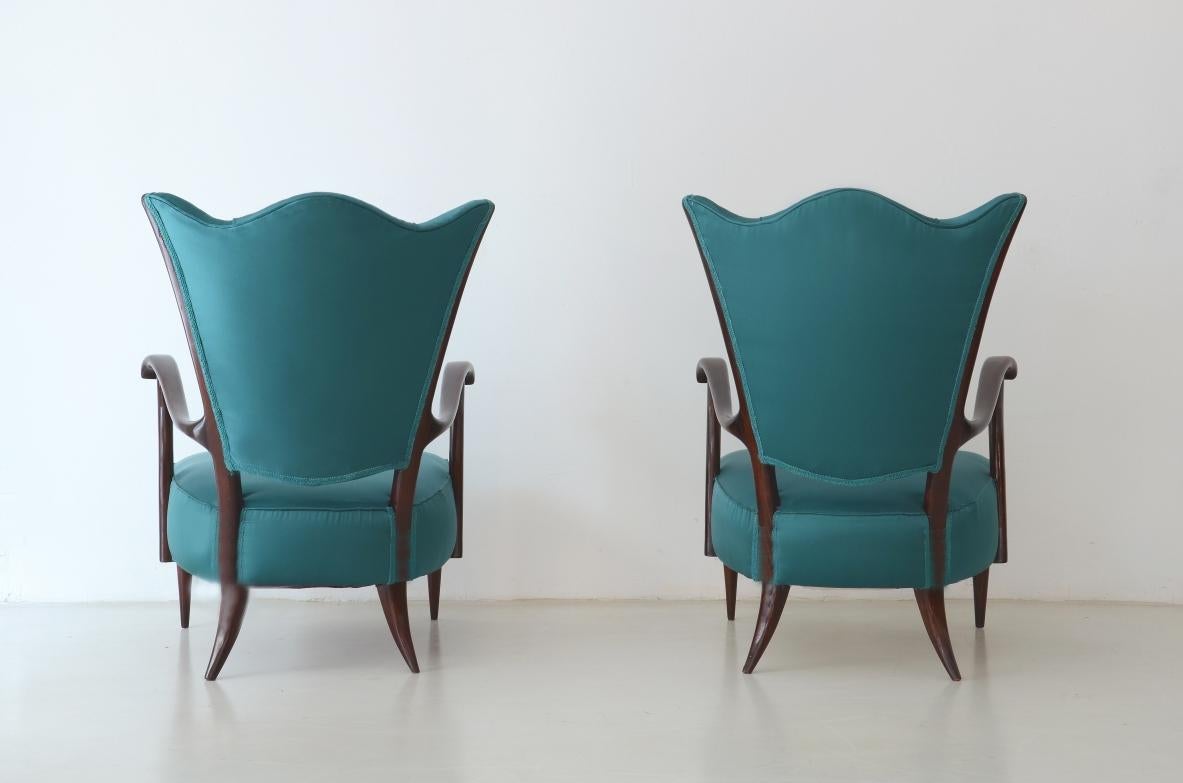 Anni '50 Coppia di poltrone imbottite in raso In condizioni ottime in vendita a Milano, IT