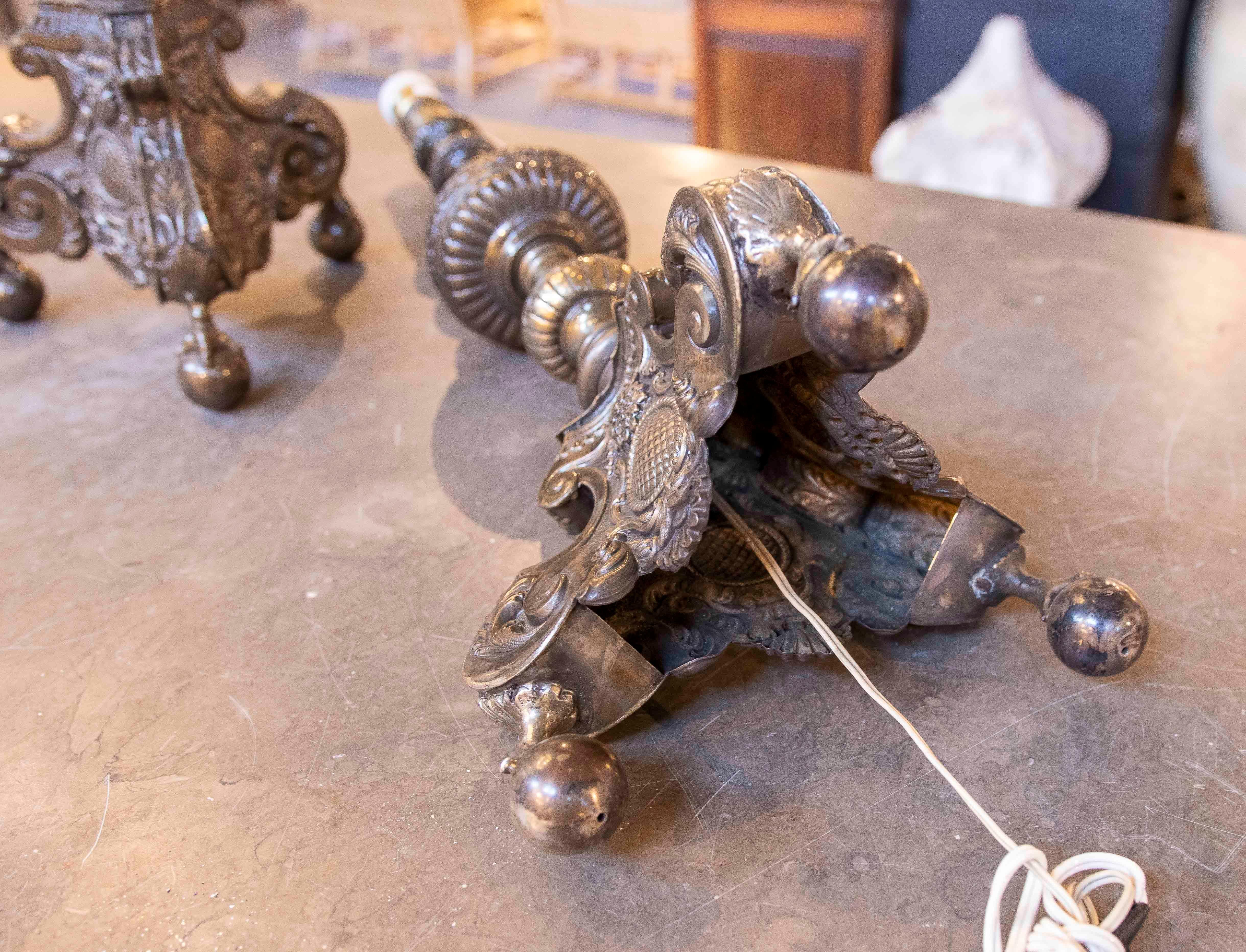 Pareja de candeleros de metal plateado de los años 50 con trabajo en relieve y patas en forma de garra en venta 6