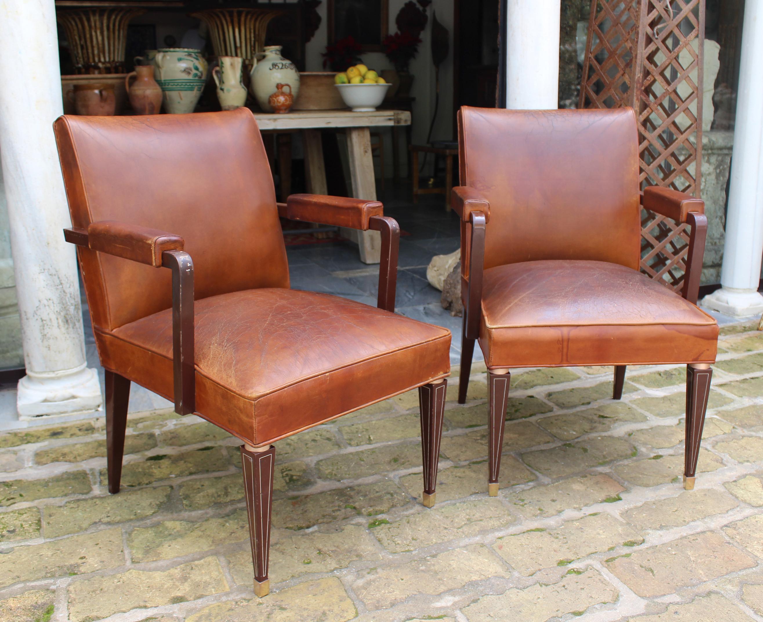 Paar spanische klassische Sessel aus braunem Leder und Messing mit Messingbeschlägen aus den 1950er Jahren (Spanisch) im Angebot