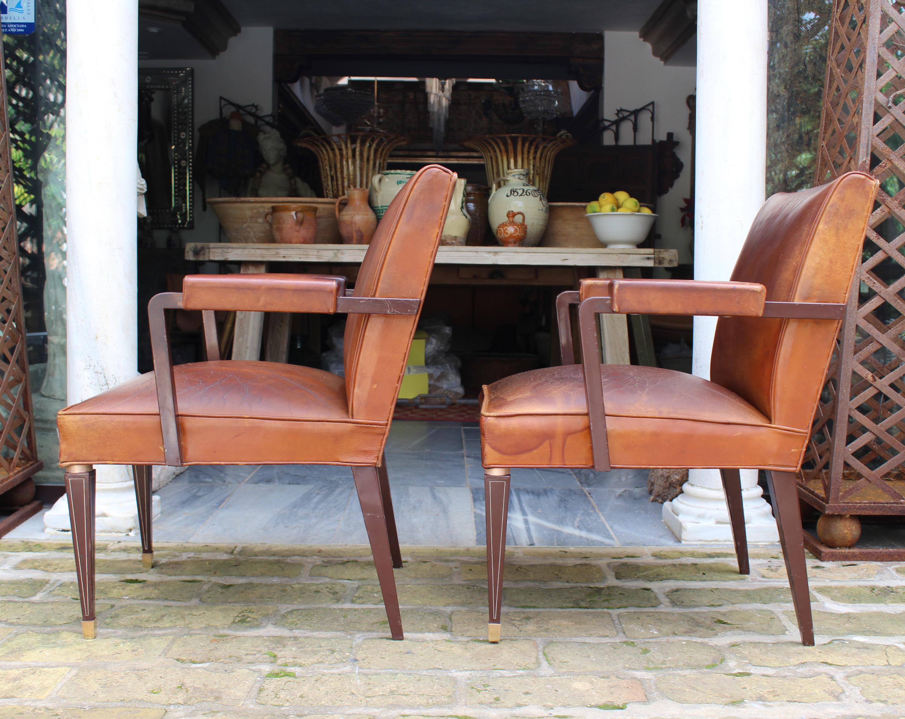 Paar spanische klassische Sessel aus braunem Leder und Messing mit Messingbeschlägen aus den 1950er Jahren im Zustand „Gut“ im Angebot in Marbella, ES