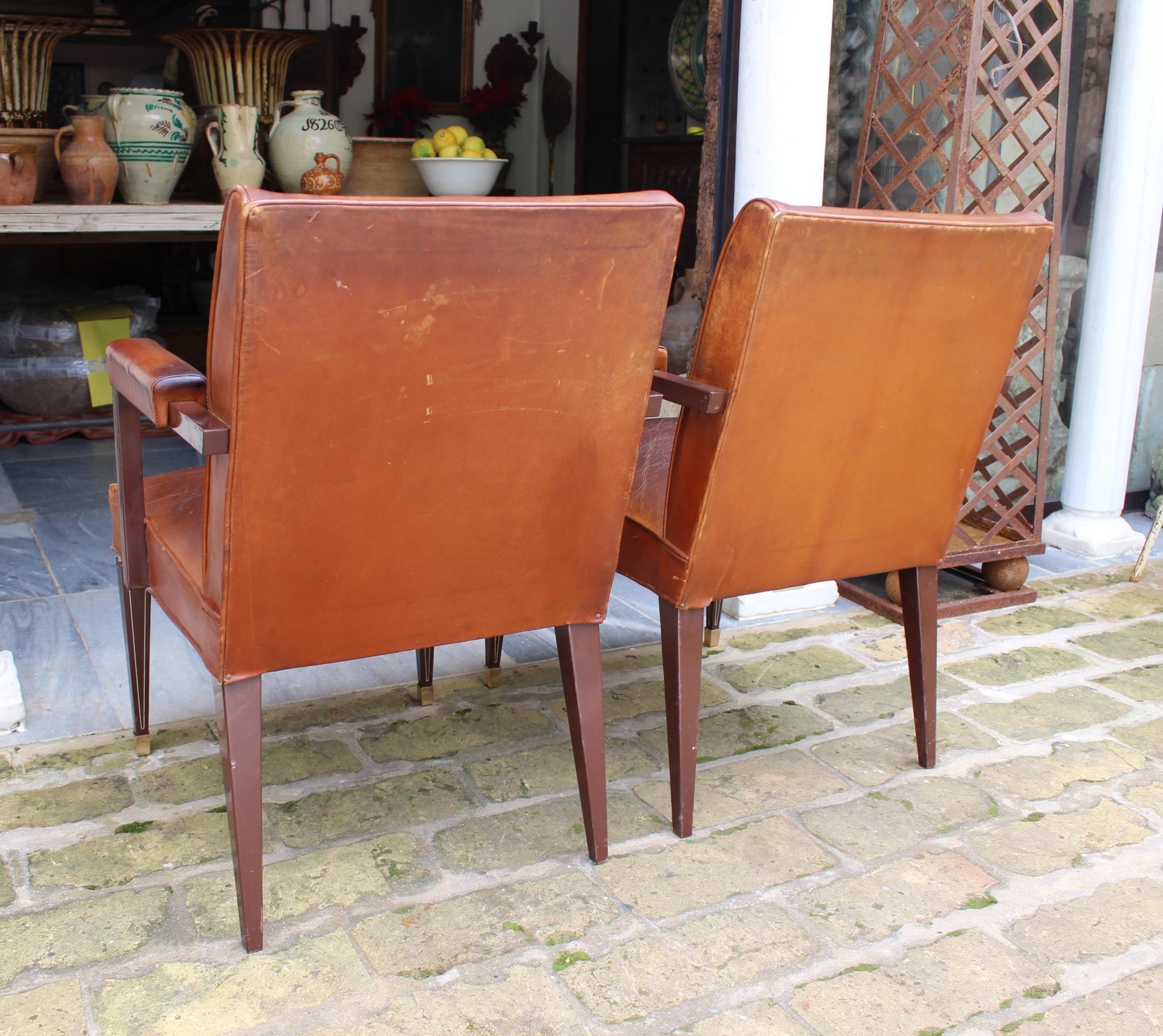 1950s Pair of Spanish Brown Leather and Brass Fittings Classical Armchairs For Sale 4
