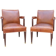 Coppia di poltrone classiche spagnole degli anni '50 in pelle marrone e finiture in ottone