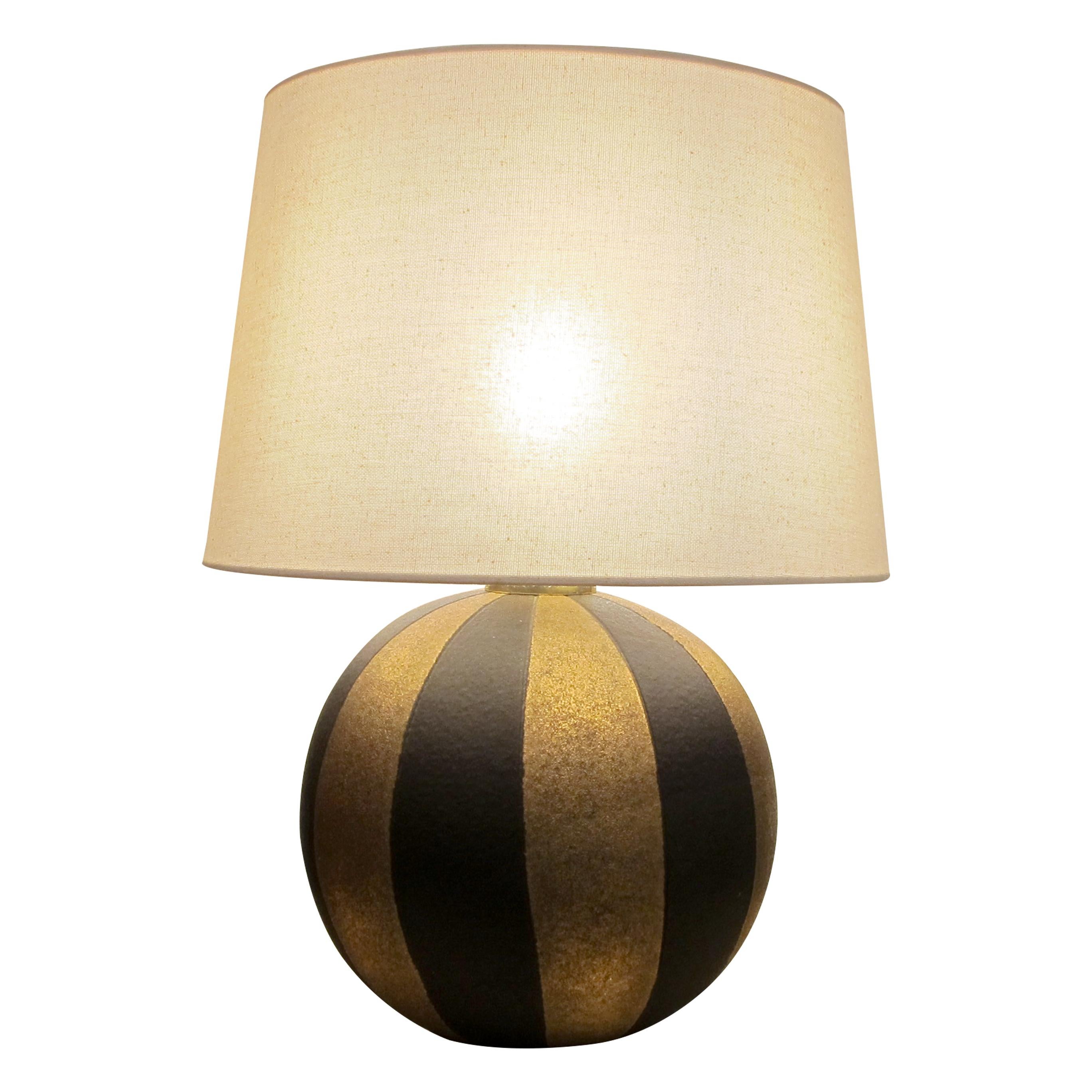Mid-Century Modern 1950s Paire de lampes de table sphériques en céramique noire et or, italiennes en vente