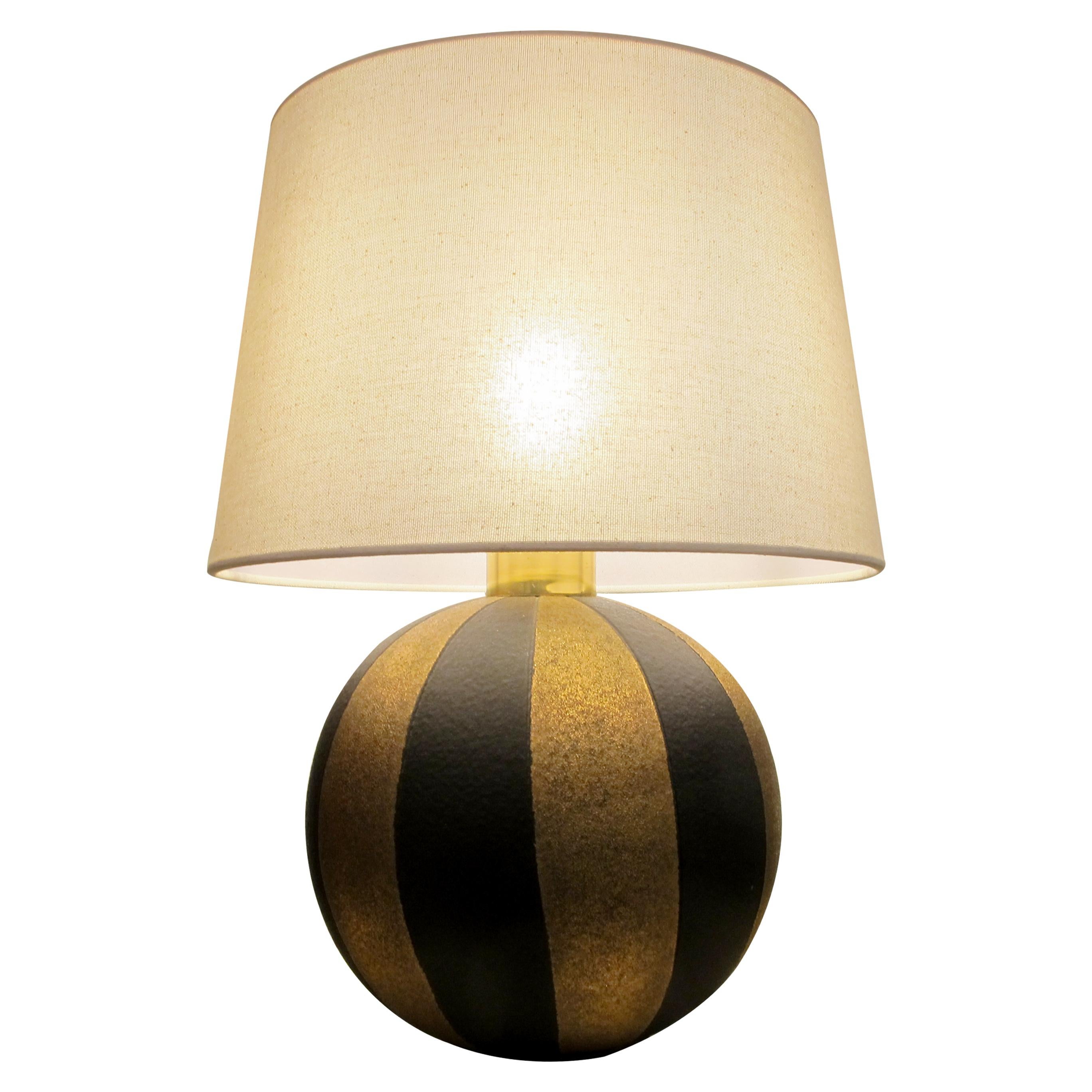 Autre 1950s Paire de lampes de table sphériques en céramique noire et or, italiennes en vente
