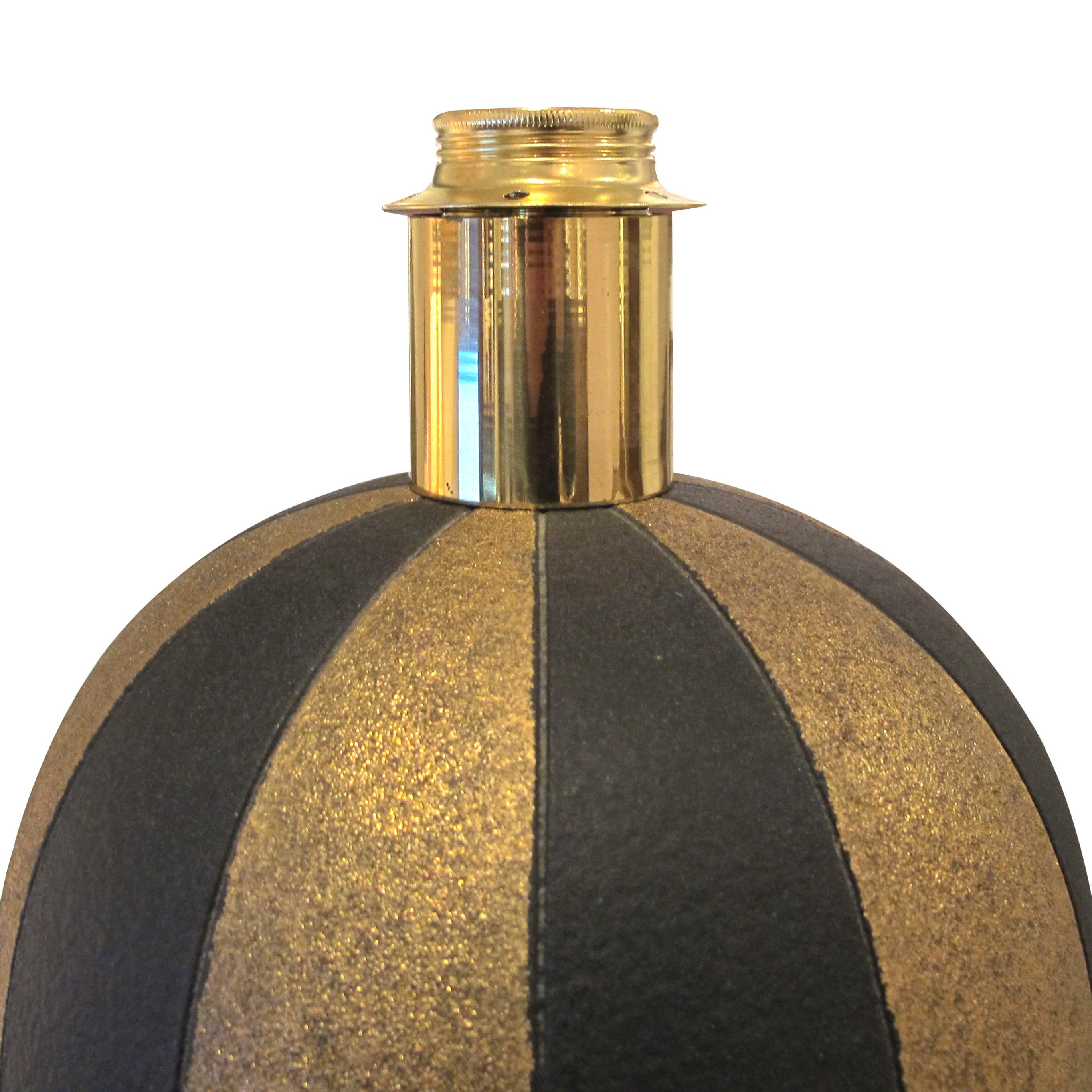 Milieu du XXe siècle 1950s Paire de lampes de table sphériques en céramique noire et or, italiennes en vente