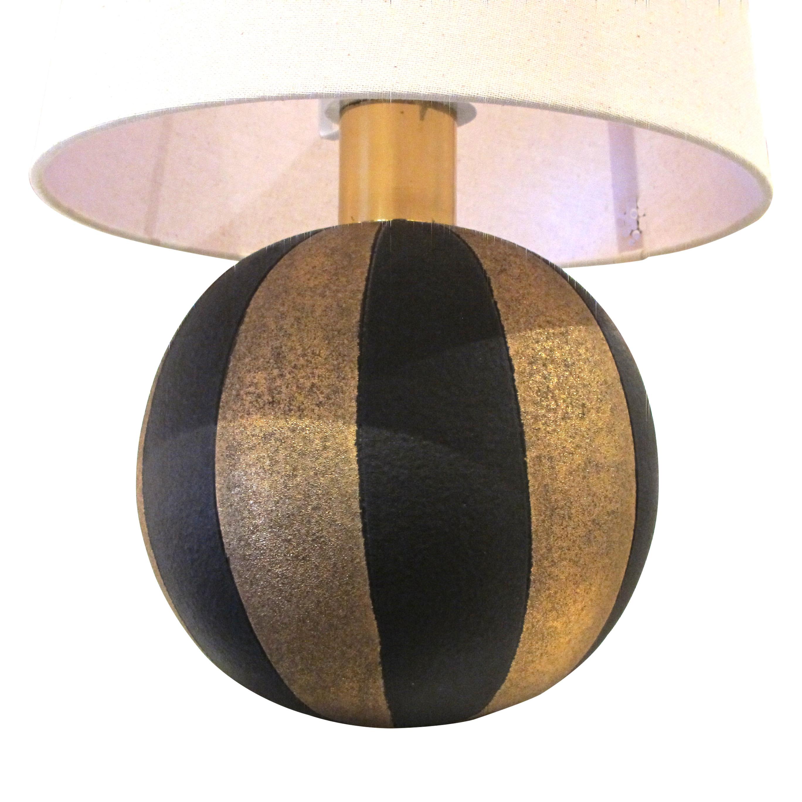 Céramique 1950s Paire de lampes de table sphériques en céramique noire et or, italiennes en vente