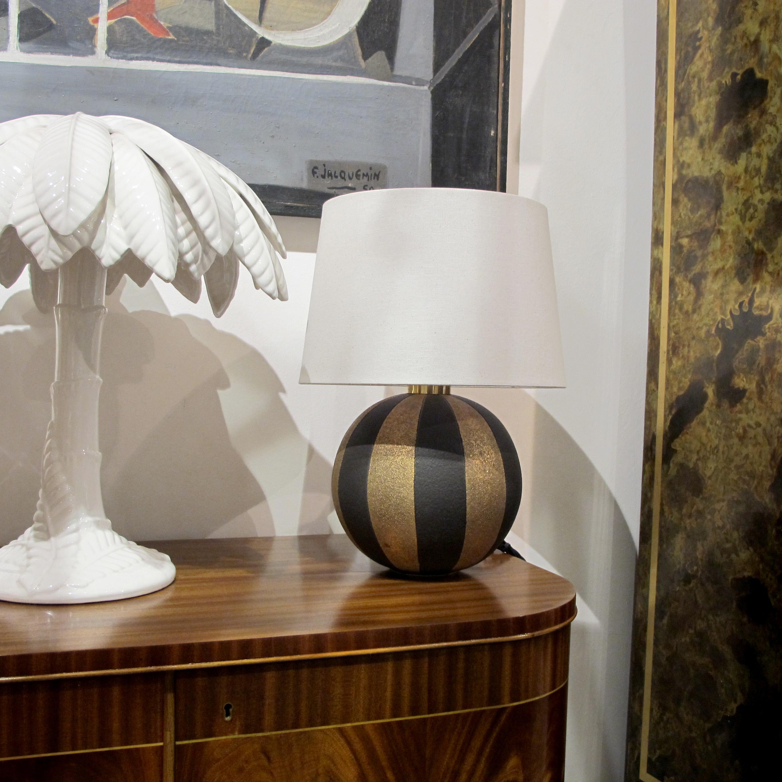 1950s Paire de lampes de table sphériques en céramique noire et or, italiennes en vente 1
