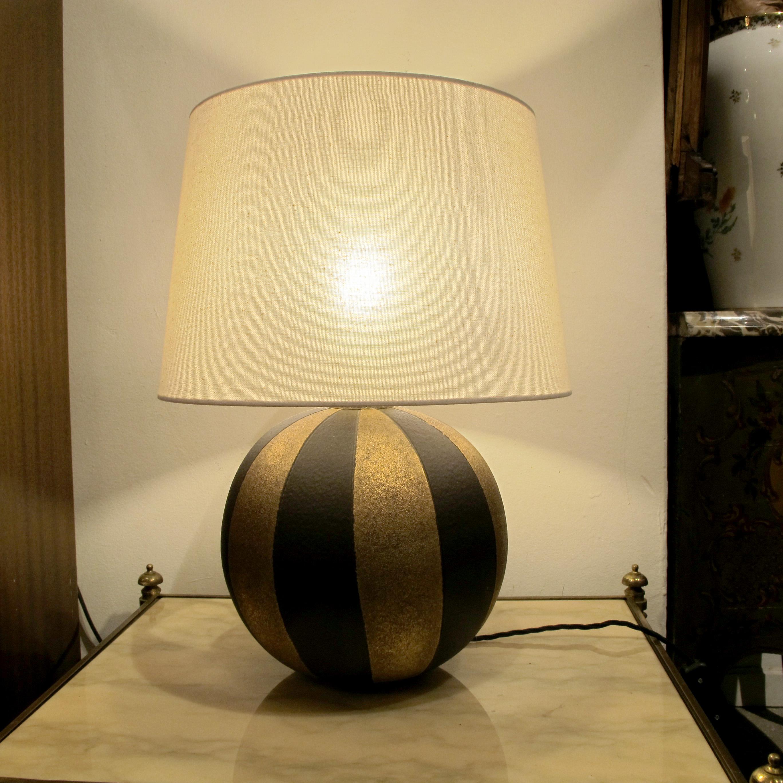 1950s Paire de lampes de table sphériques en céramique noire et or, italiennes en vente 2