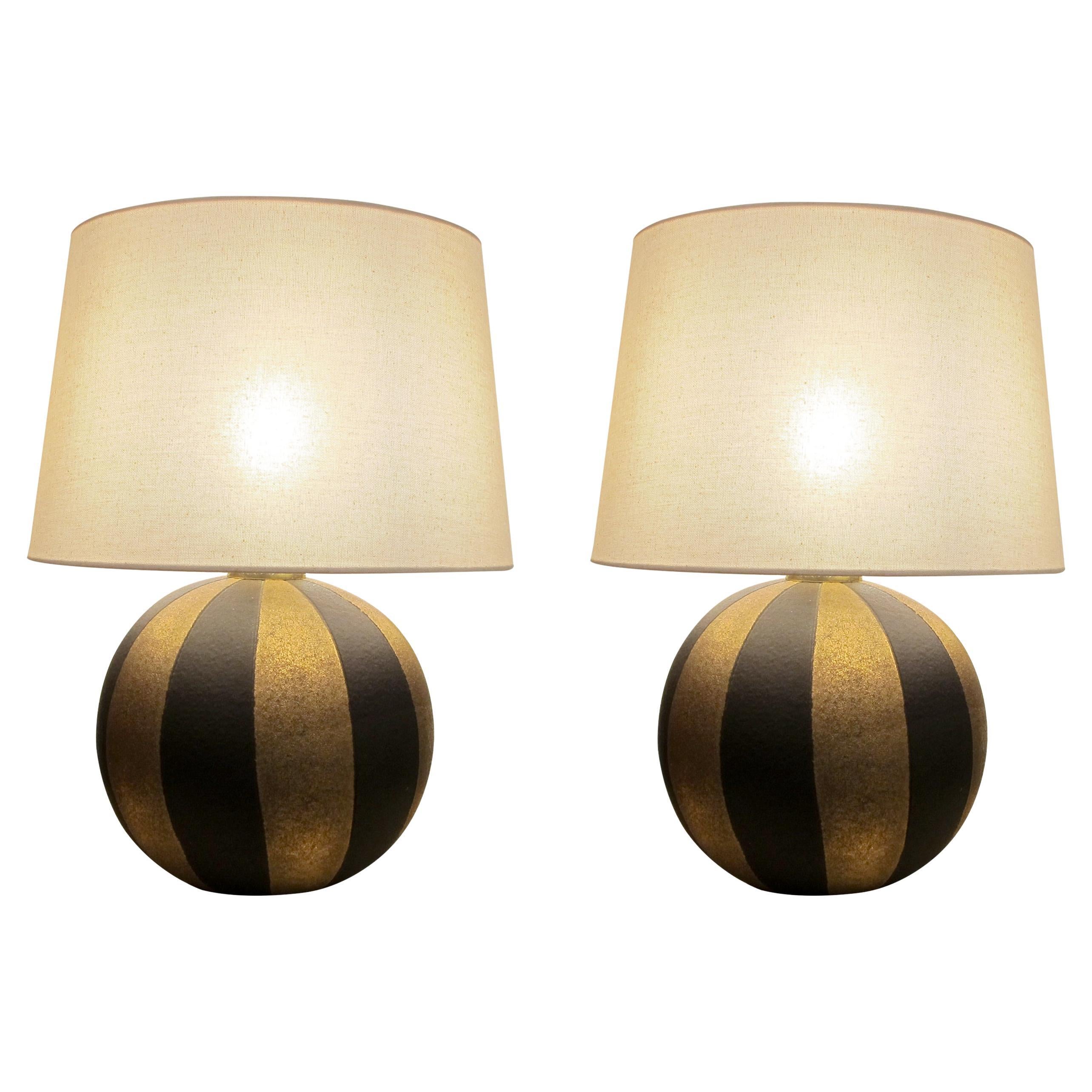 1950 Coppia di lampade da tavolo sferiche in ceramica nera e oro, italiane