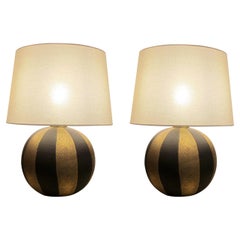 1950er Jahre Ein Paar kugelförmige Tischlampen aus schwarzer und goldener Keramik, italienisch