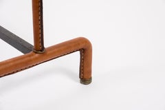 Paire de chenets en cuir cousus par Jacques Adnet des années 1950