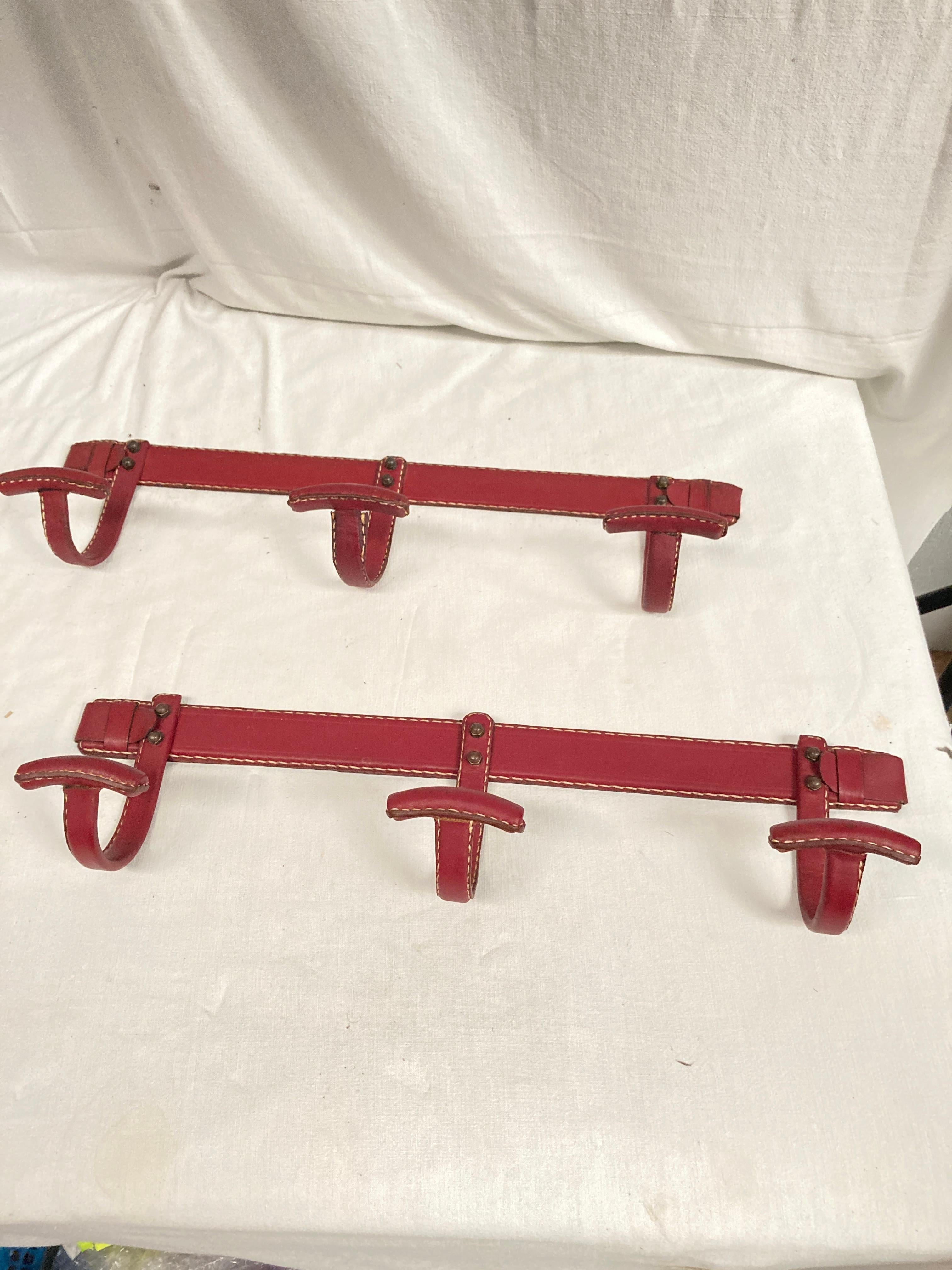 Coppia di appendiabiti in pelle Stitch by Stitch di Jacques Adnet del 1950
Colore / Borgogna non rosso
Ottime condizioni vintage
Francia