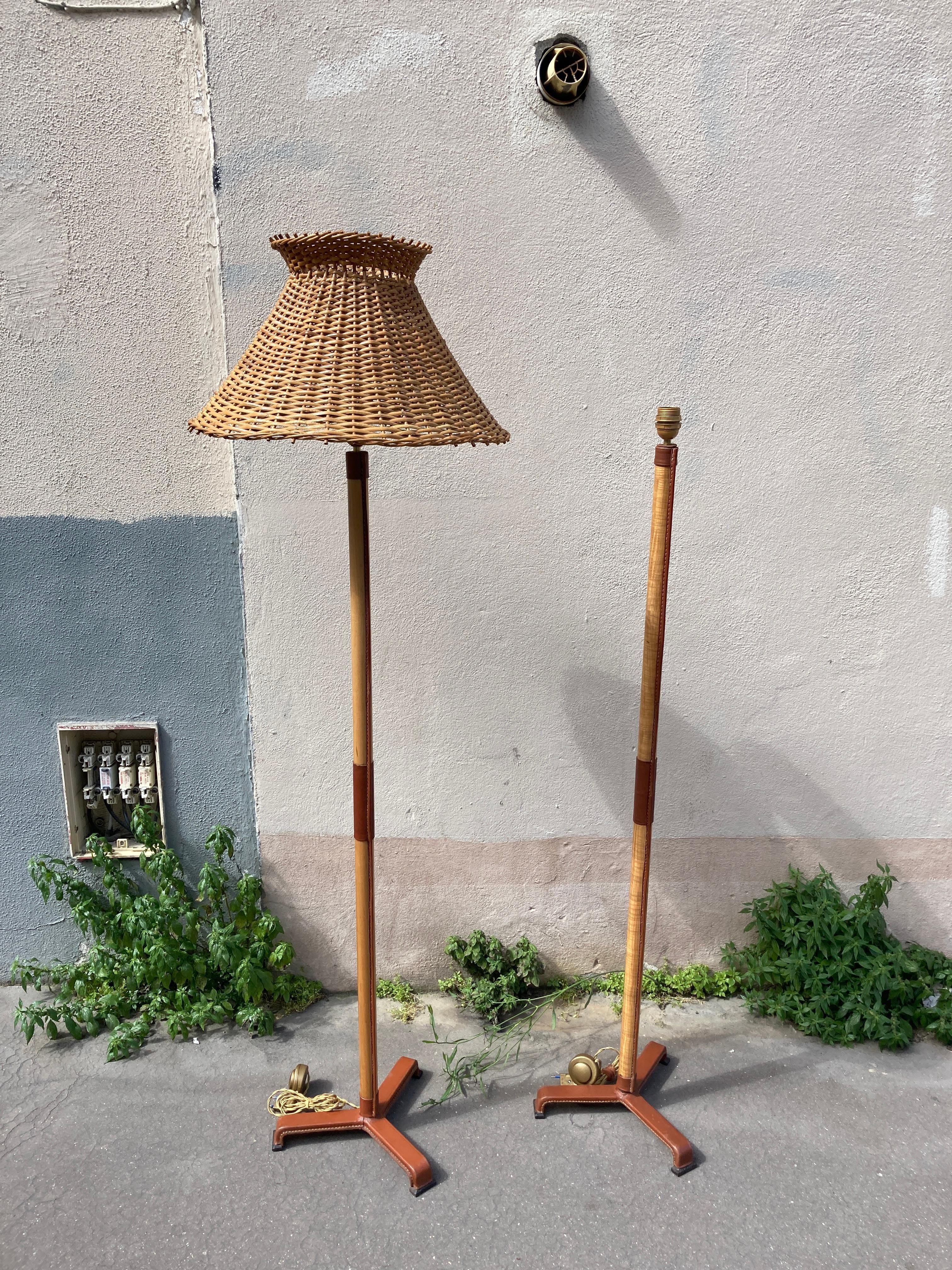 Rara coppia di lampade da terra in pelle Stitch degli anni Cinquanta 
da Jacques Adnet
Francia
Dimensioni indicate senza paralume
Non è incluso il paralume