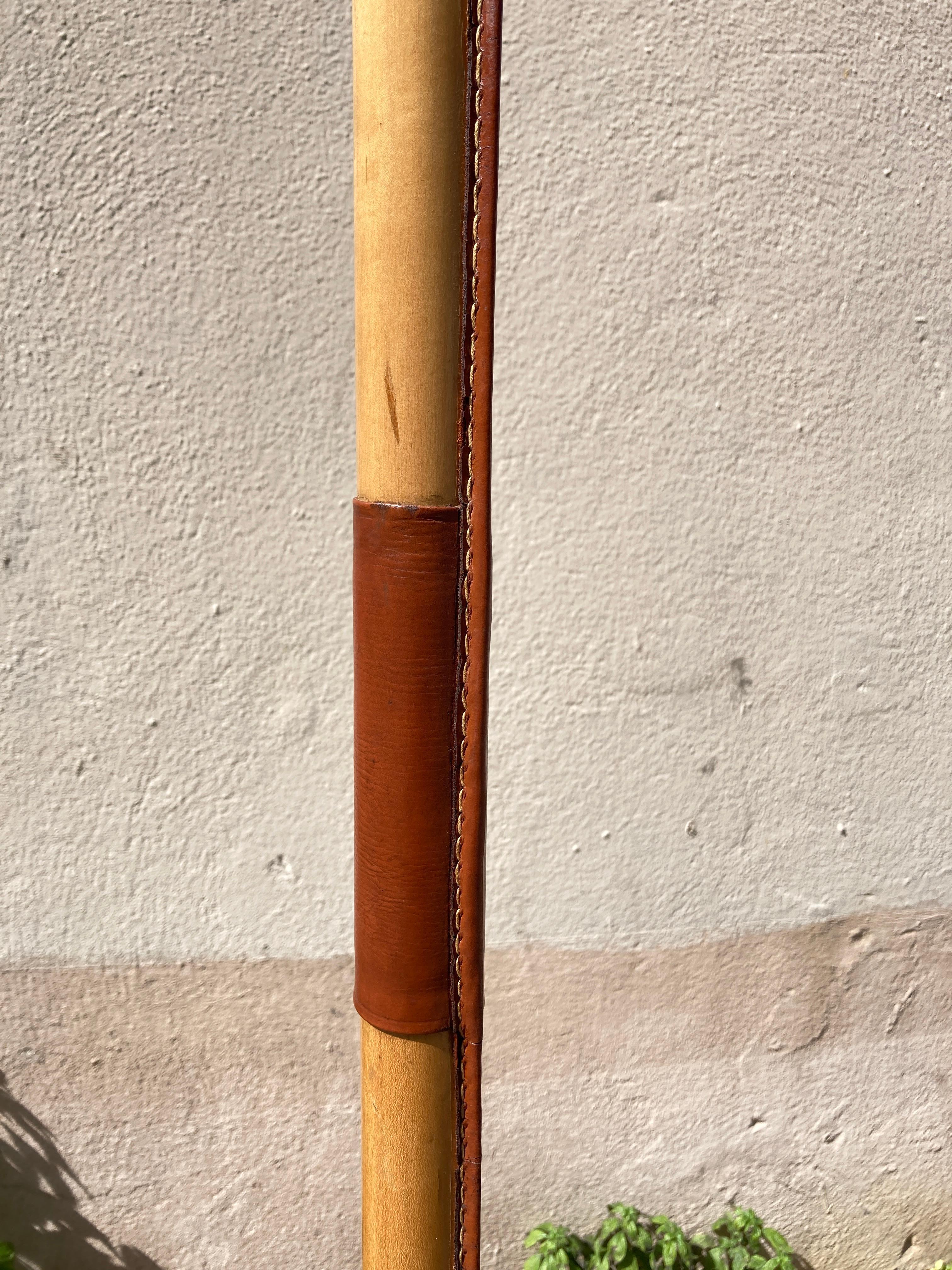 Metà XX secolo Coppia di lampade da terra in pelle cucita degli anni '50 di Jacques Adnet in vendita