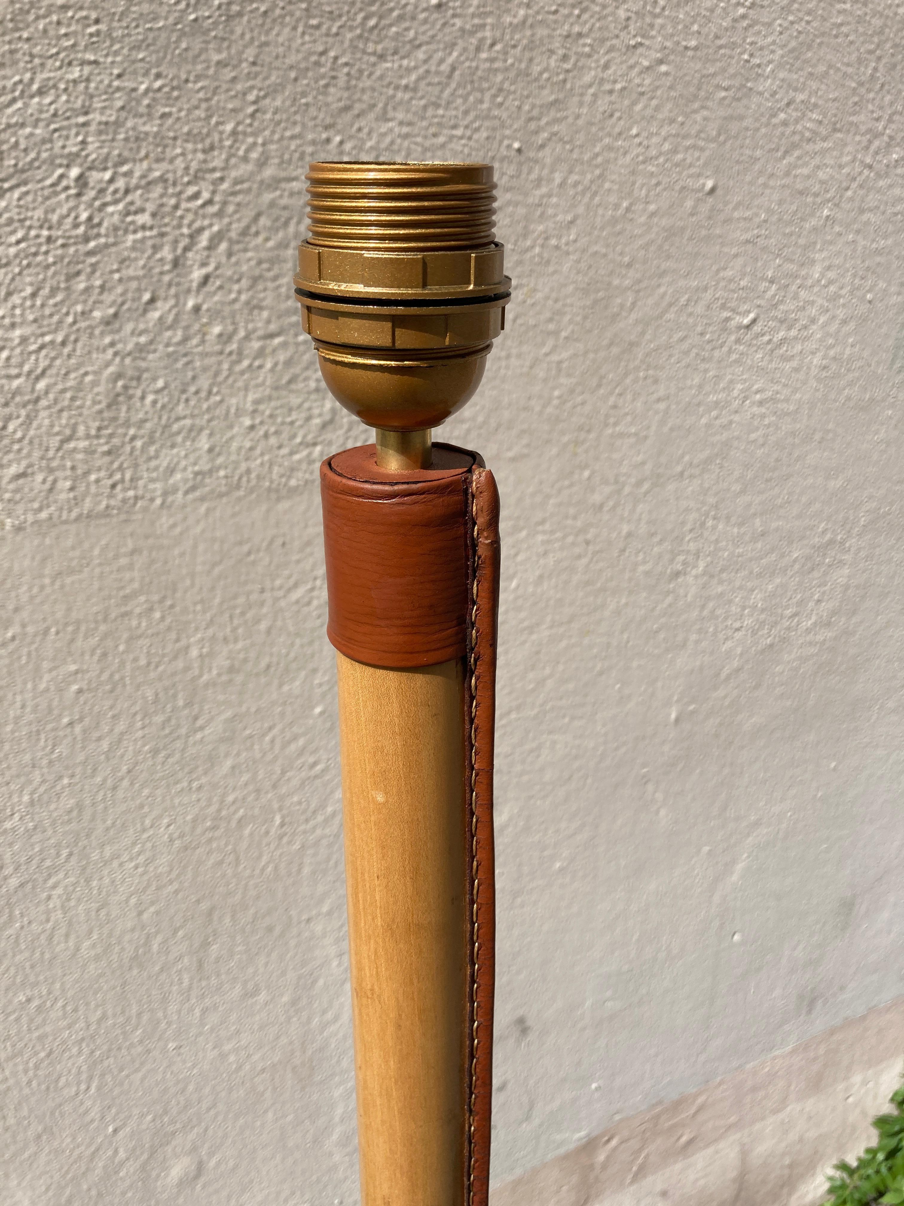Pelle Coppia di lampade da terra in pelle cucita degli anni '50 di Jacques Adnet in vendita