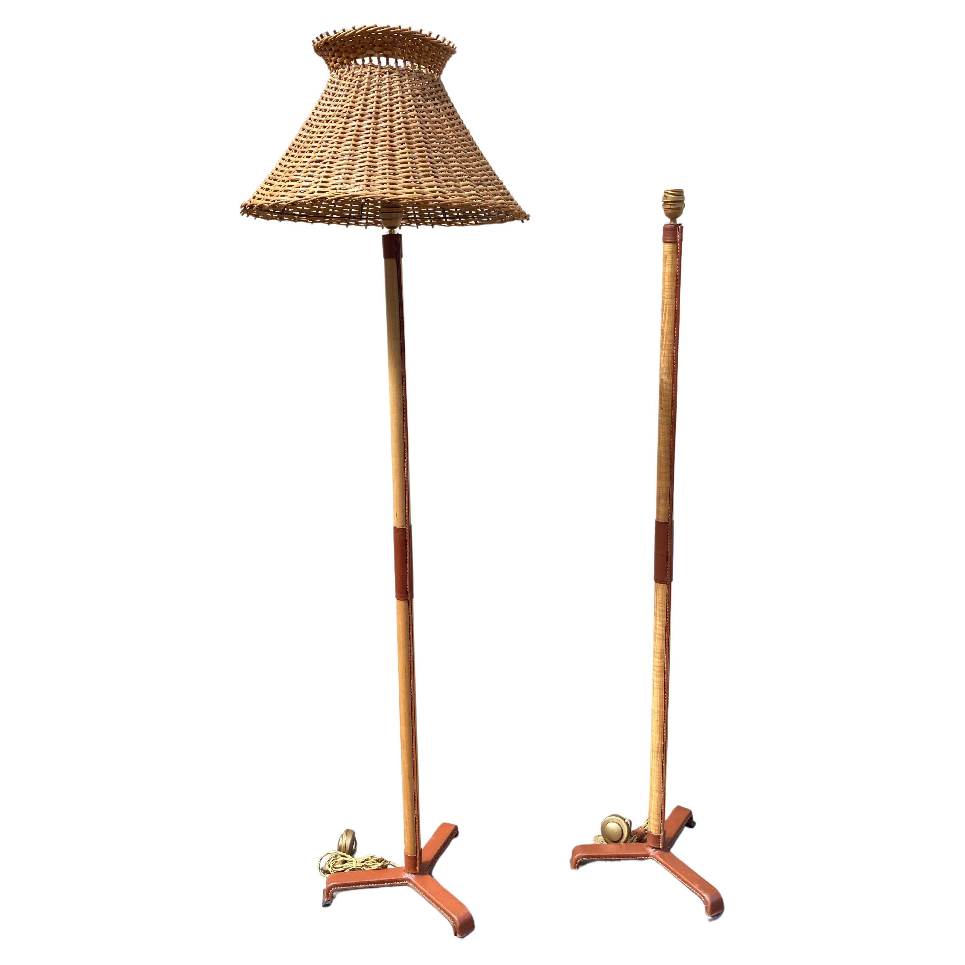 Coppia di lampade da terra in pelle cucita degli anni '50 di Jacques Adnet
