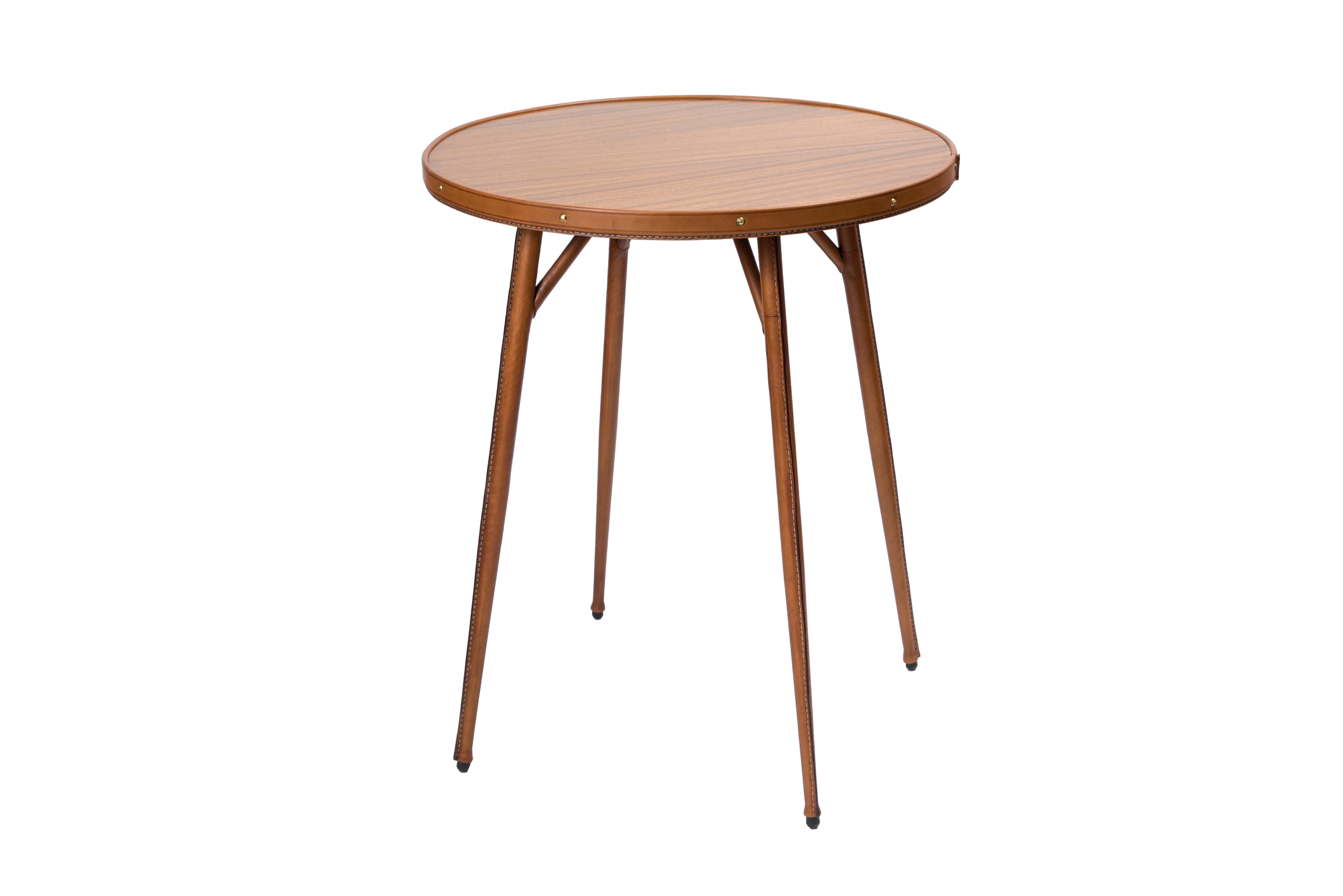 paire de gueridons en cuir cousu des années 1950 par Jacques Adnet
Table en acajou revernie 
Très bonne forme 
Peut être vendu individuellement.