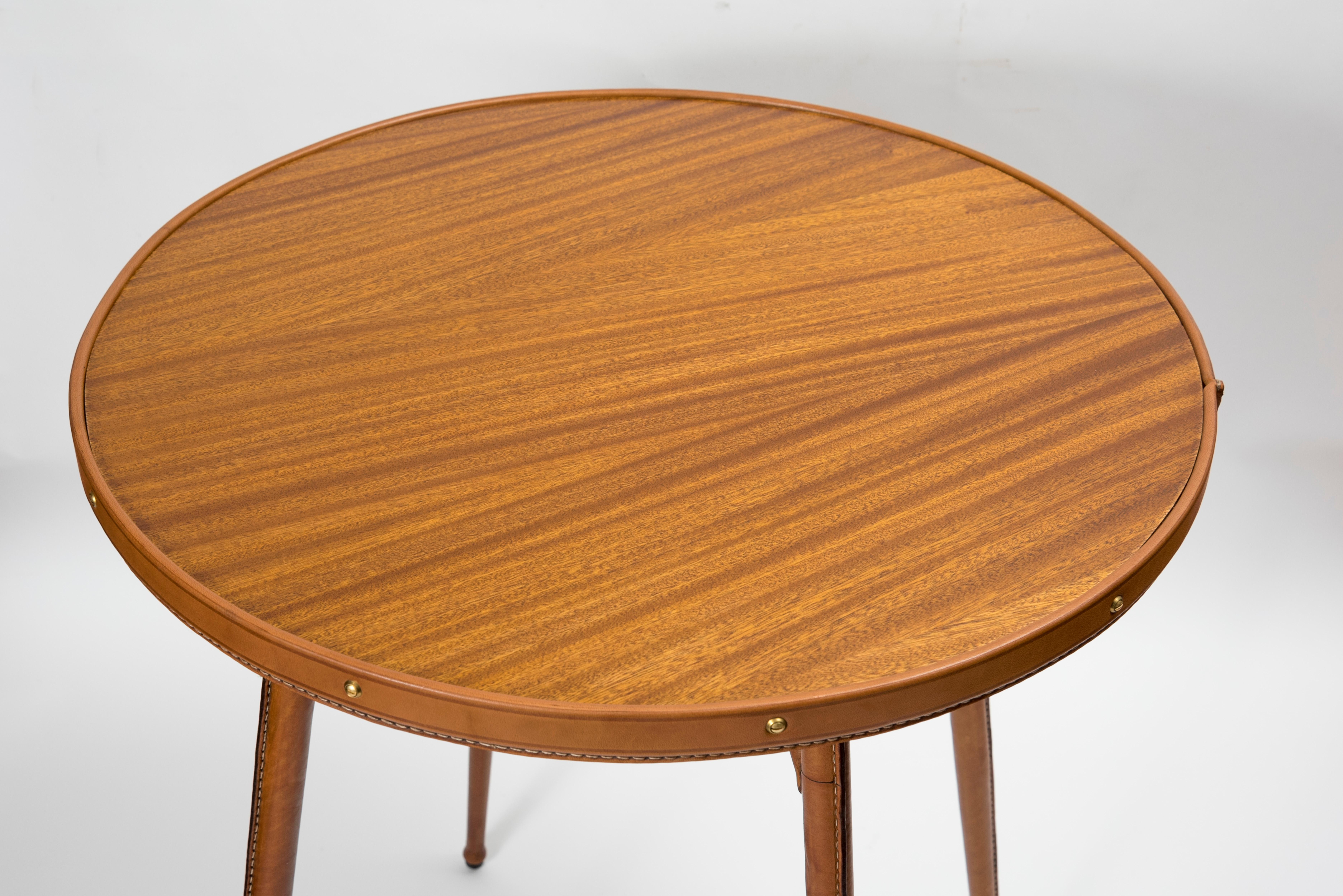 Européen Paire de guéridons en cuir cousu par Jacques Adnet des années 1950 en vente