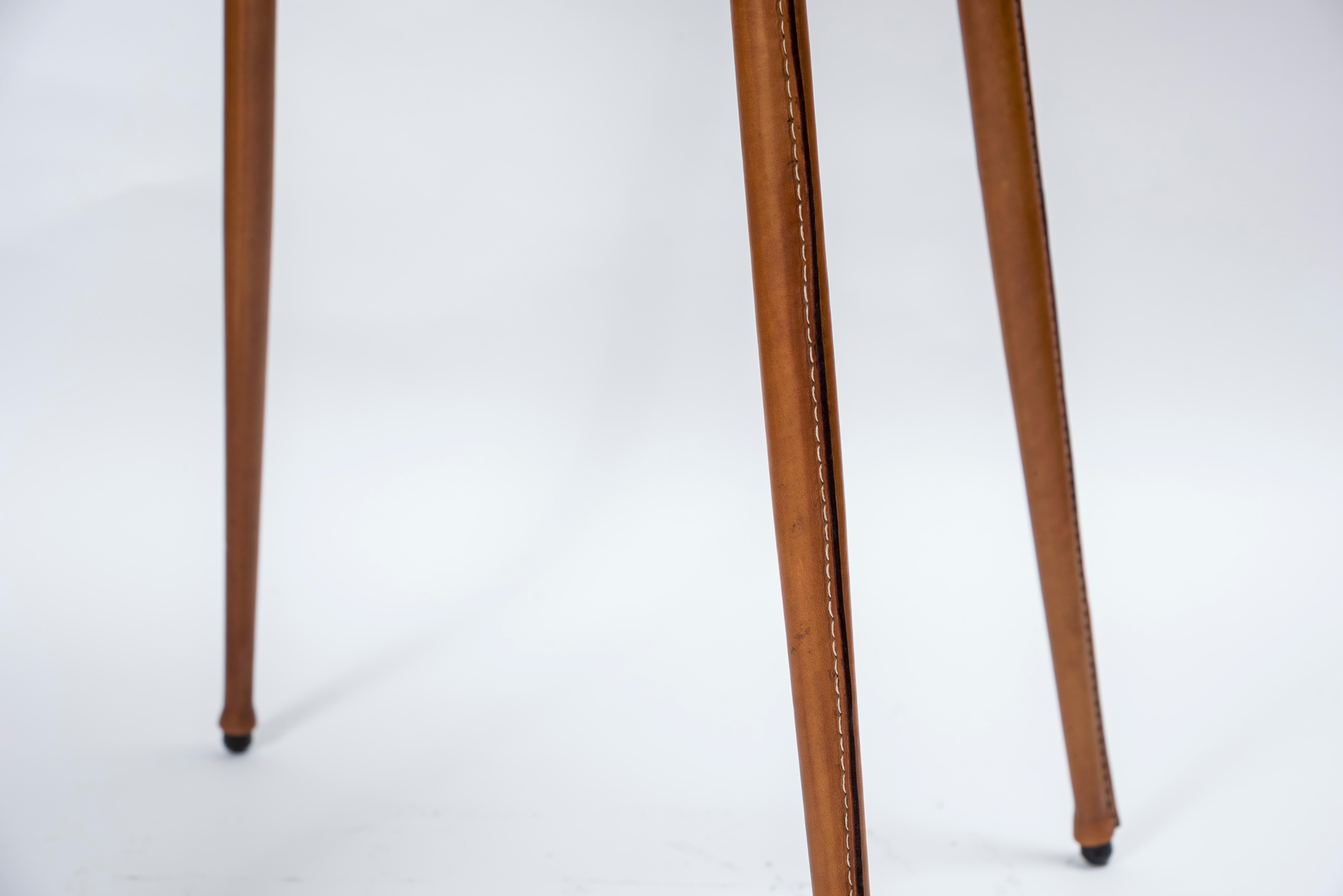 Milieu du XXe siècle Paire de guéridons en cuir cousu par Jacques Adnet des années 1950 en vente
