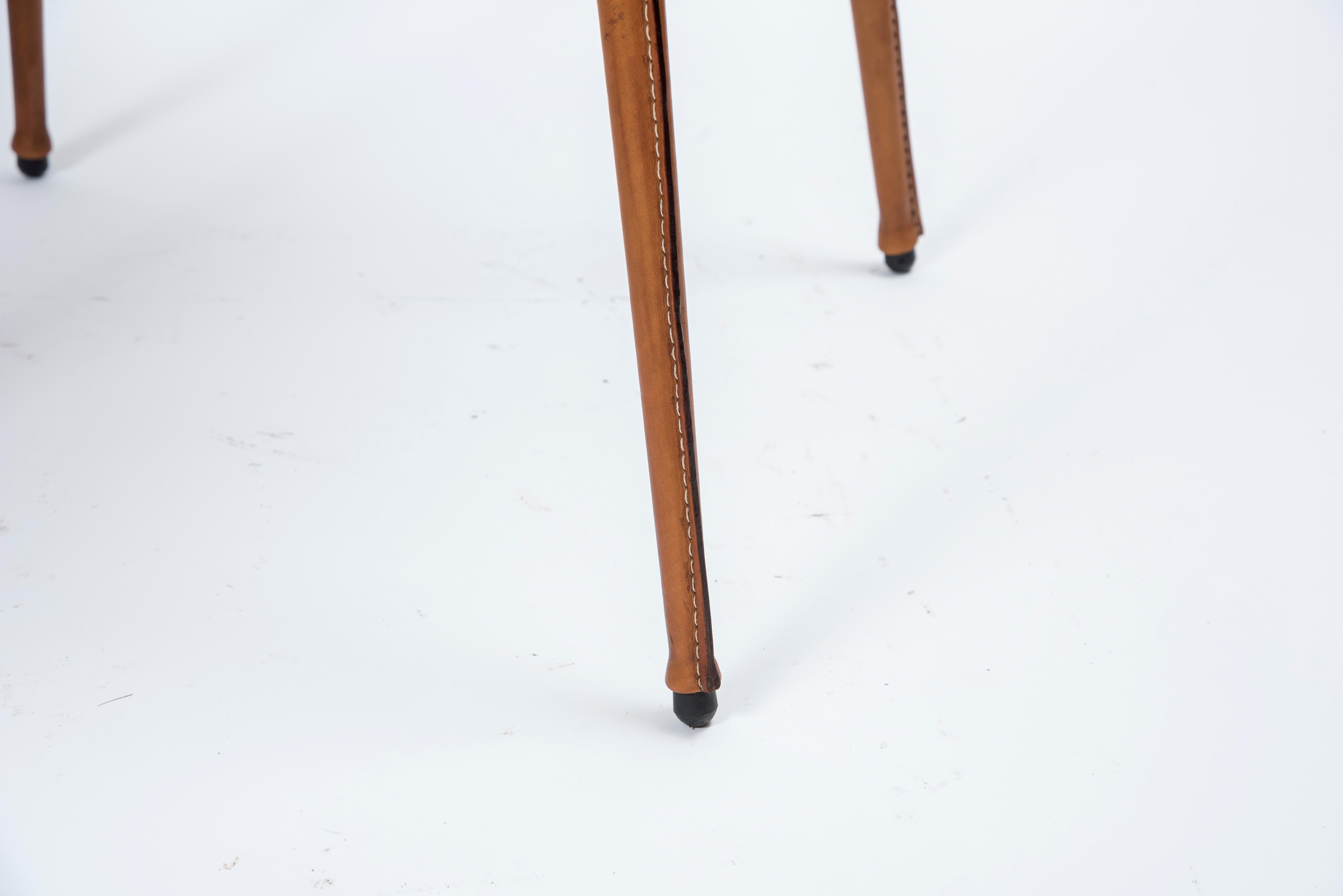 Cuir Paire de guéridons en cuir cousu par Jacques Adnet des années 1950 en vente
