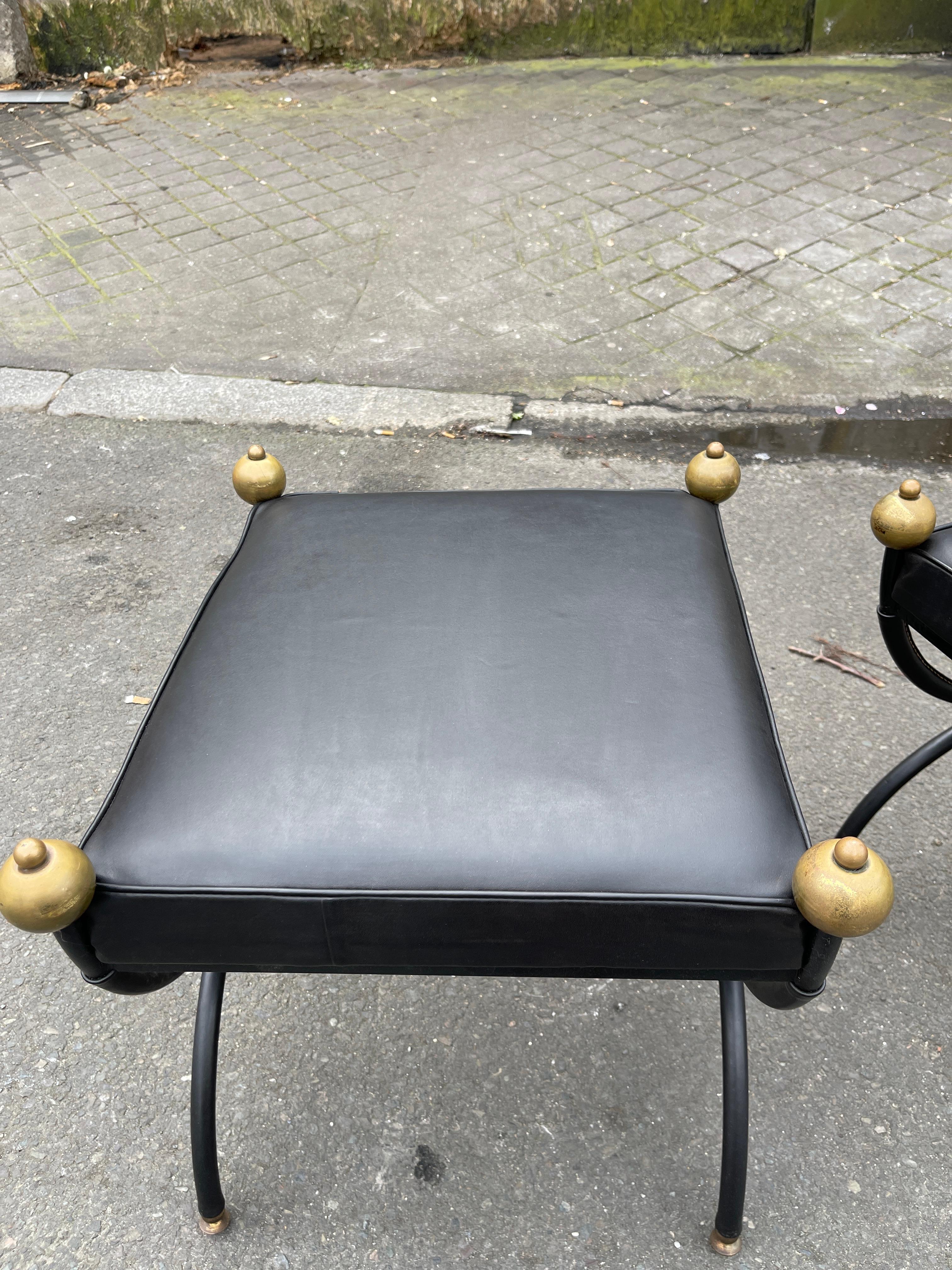 Paire de poufs en cuir cousu par Jacques Adnet des années 1950 en vente 4