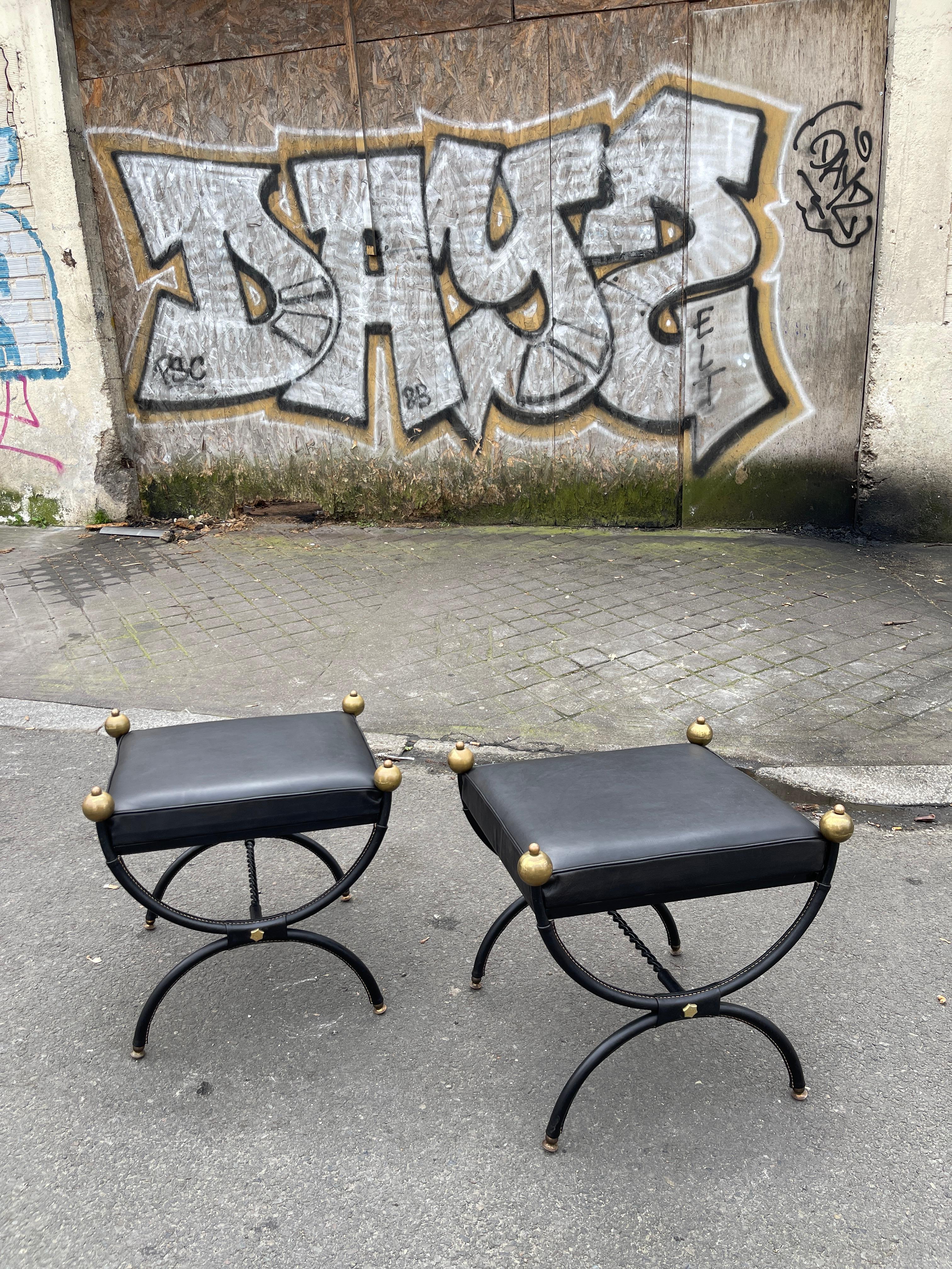 Paire de poufs en cuir cousu par Jacques Adnet des années 1950
France