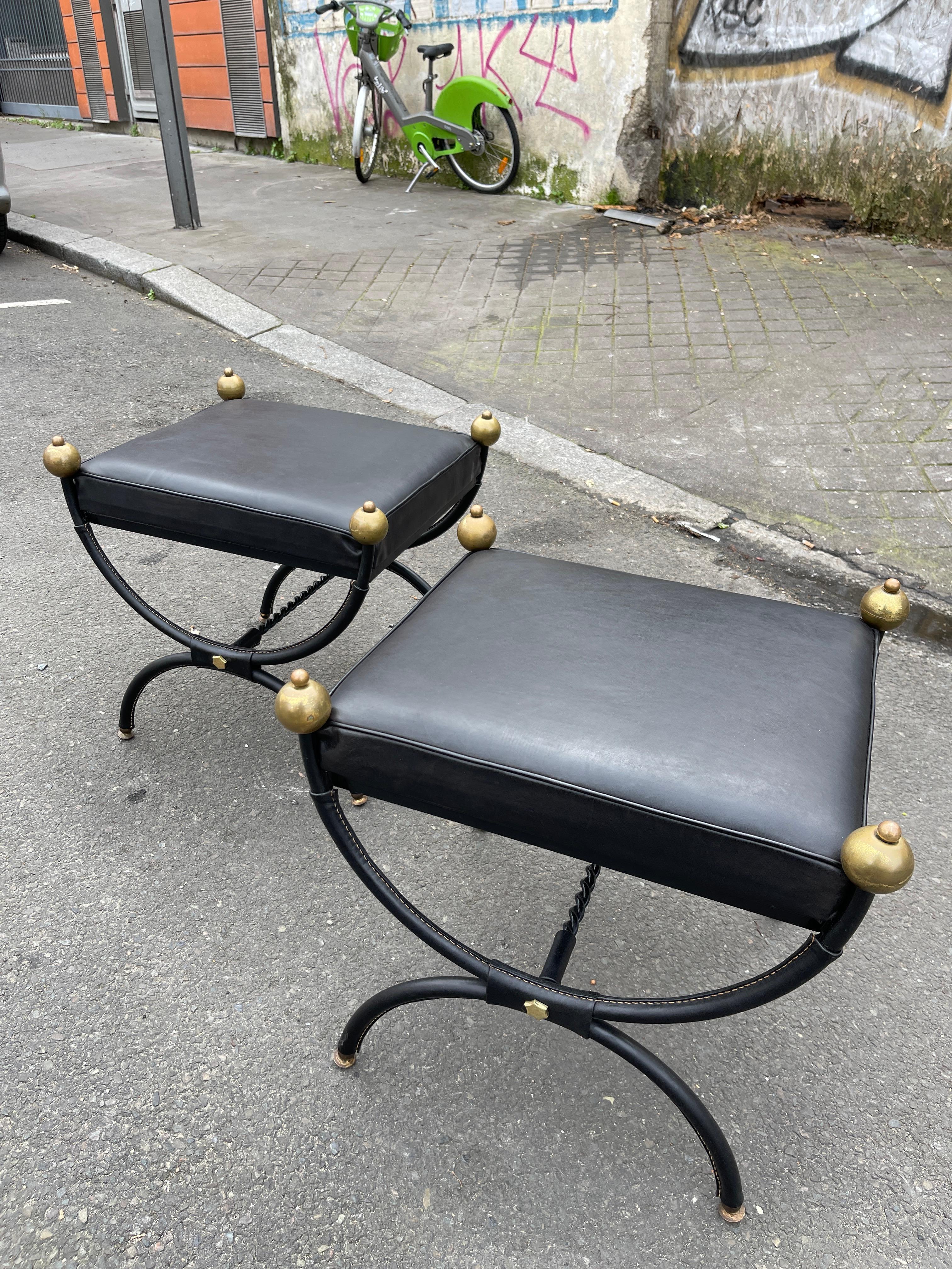 Français Paire de poufs en cuir cousu par Jacques Adnet des années 1950 en vente