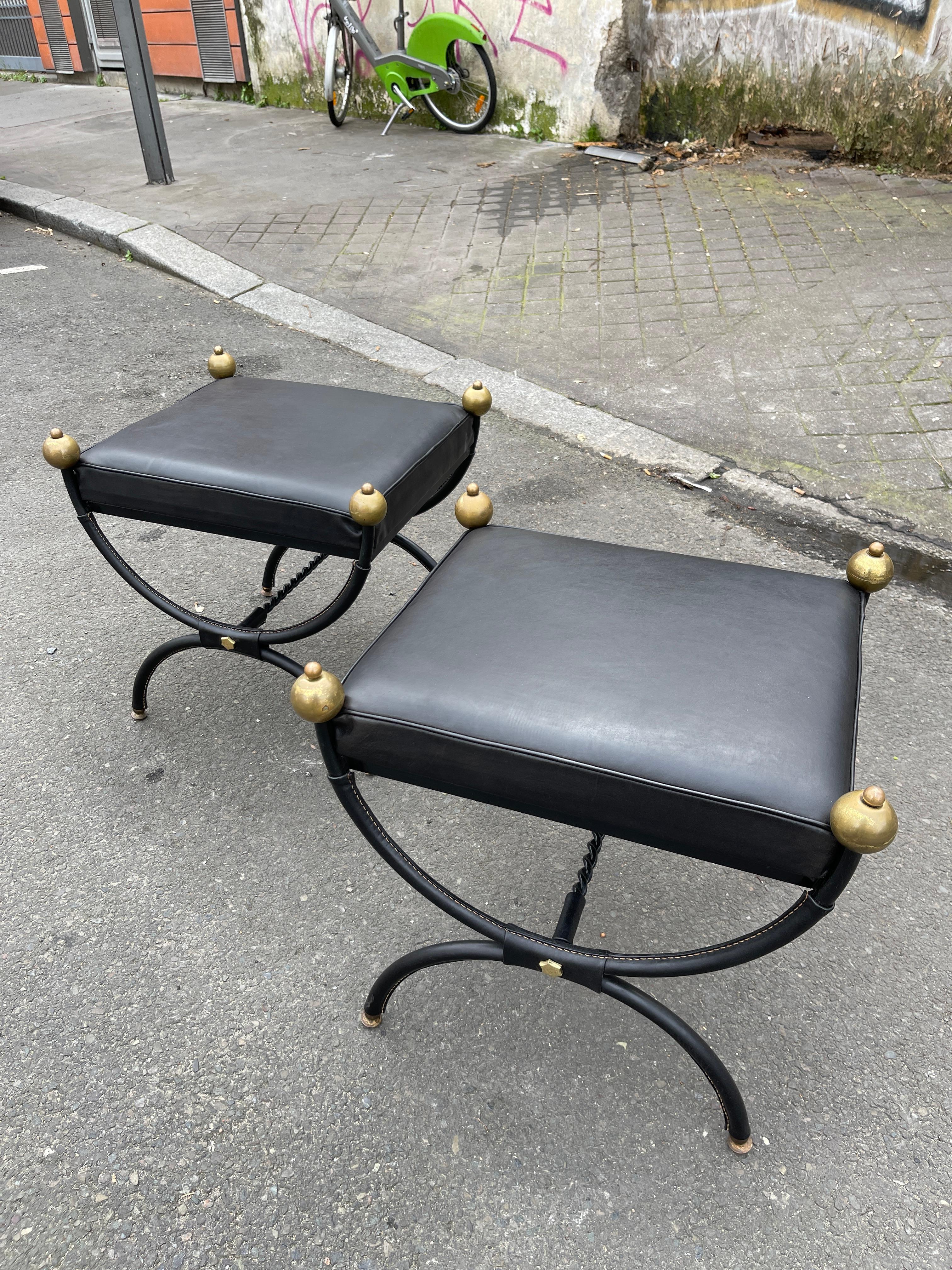 Paire de poufs en cuir cousu par Jacques Adnet des années 1950 Bon état - En vente à Bois-Colombes, FR