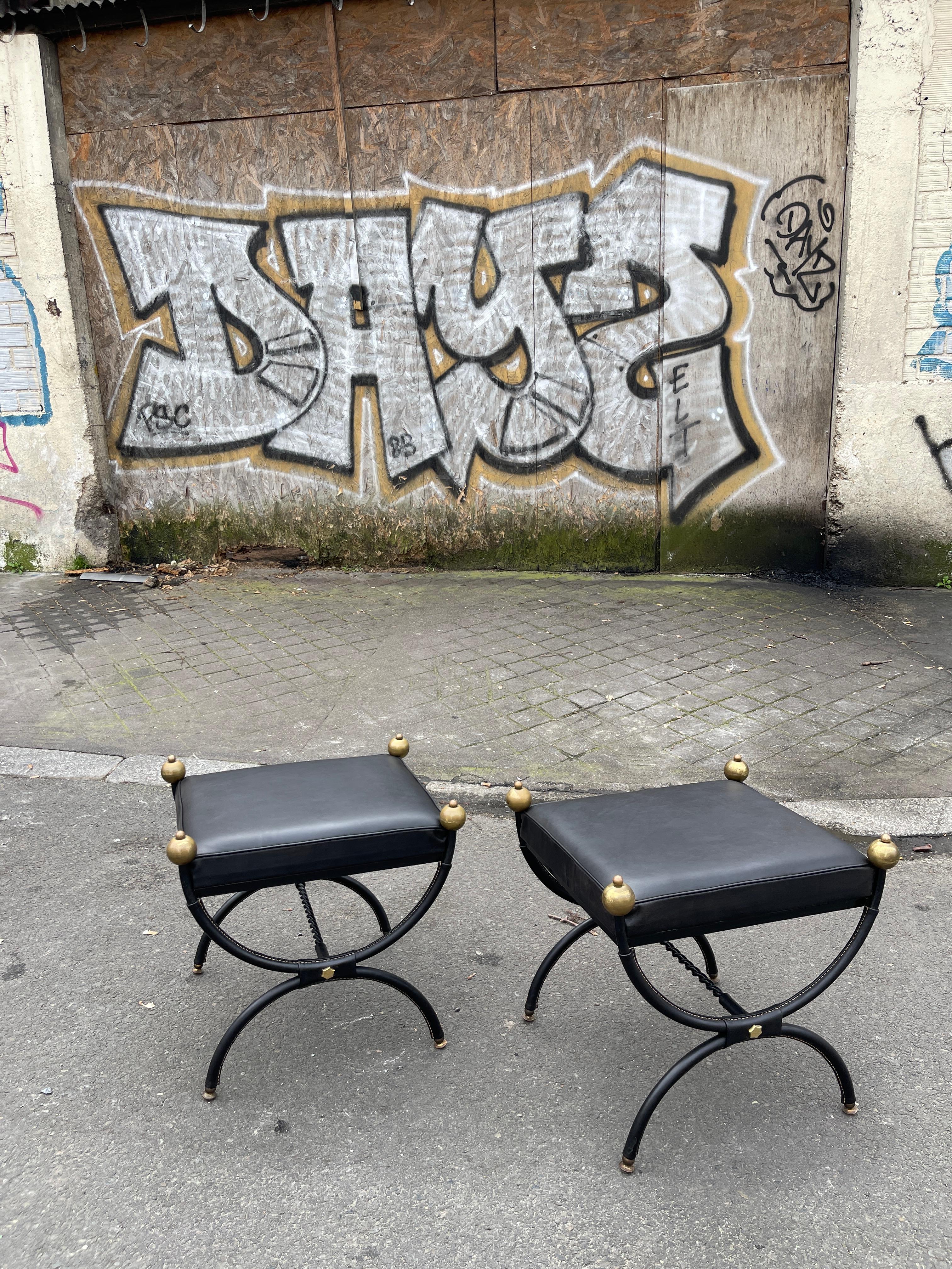 Milieu du XXe siècle Paire de poufs en cuir cousu par Jacques Adnet des années 1950 en vente