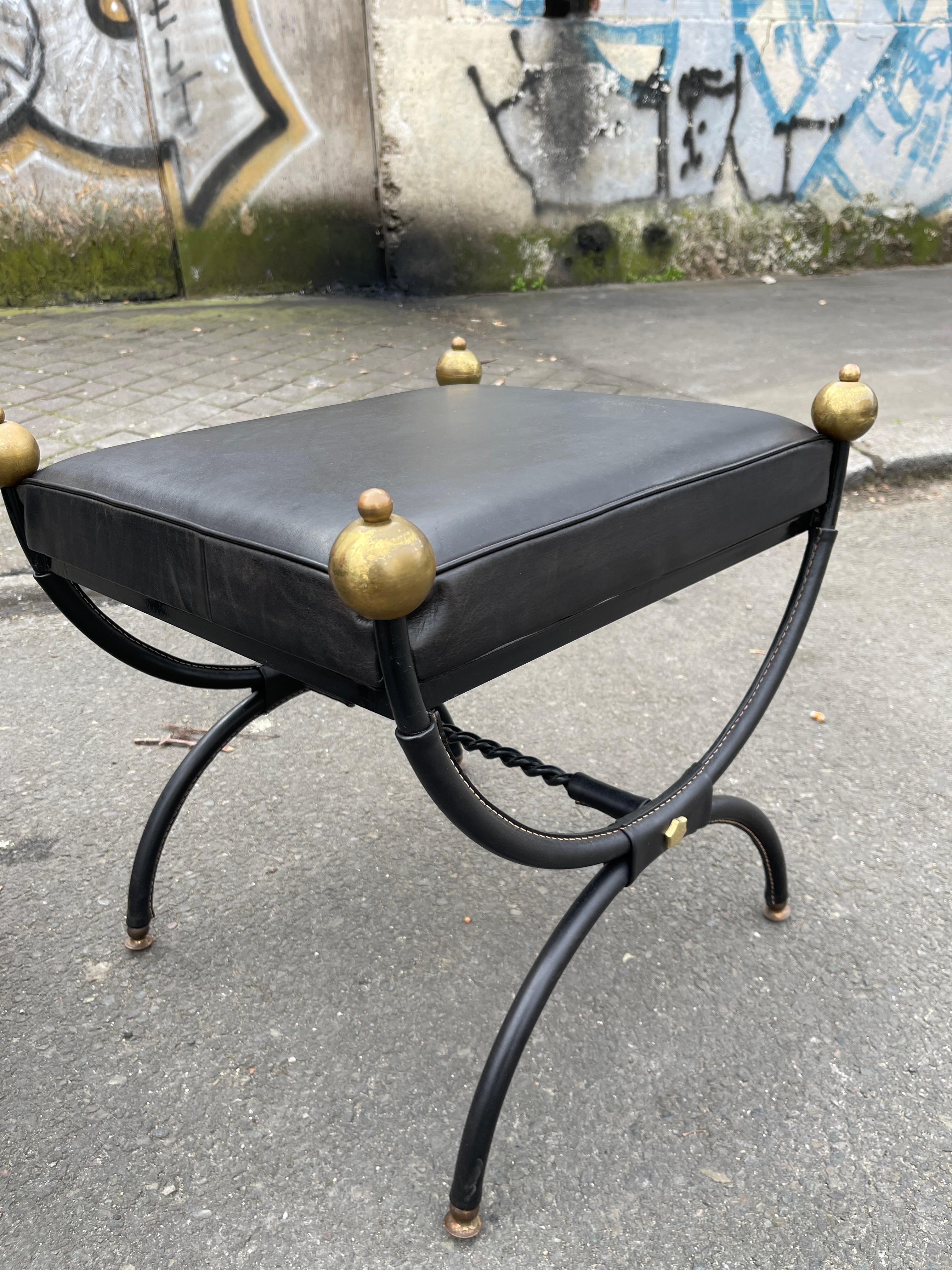 Cuir Paire de poufs en cuir cousu par Jacques Adnet des années 1950 en vente