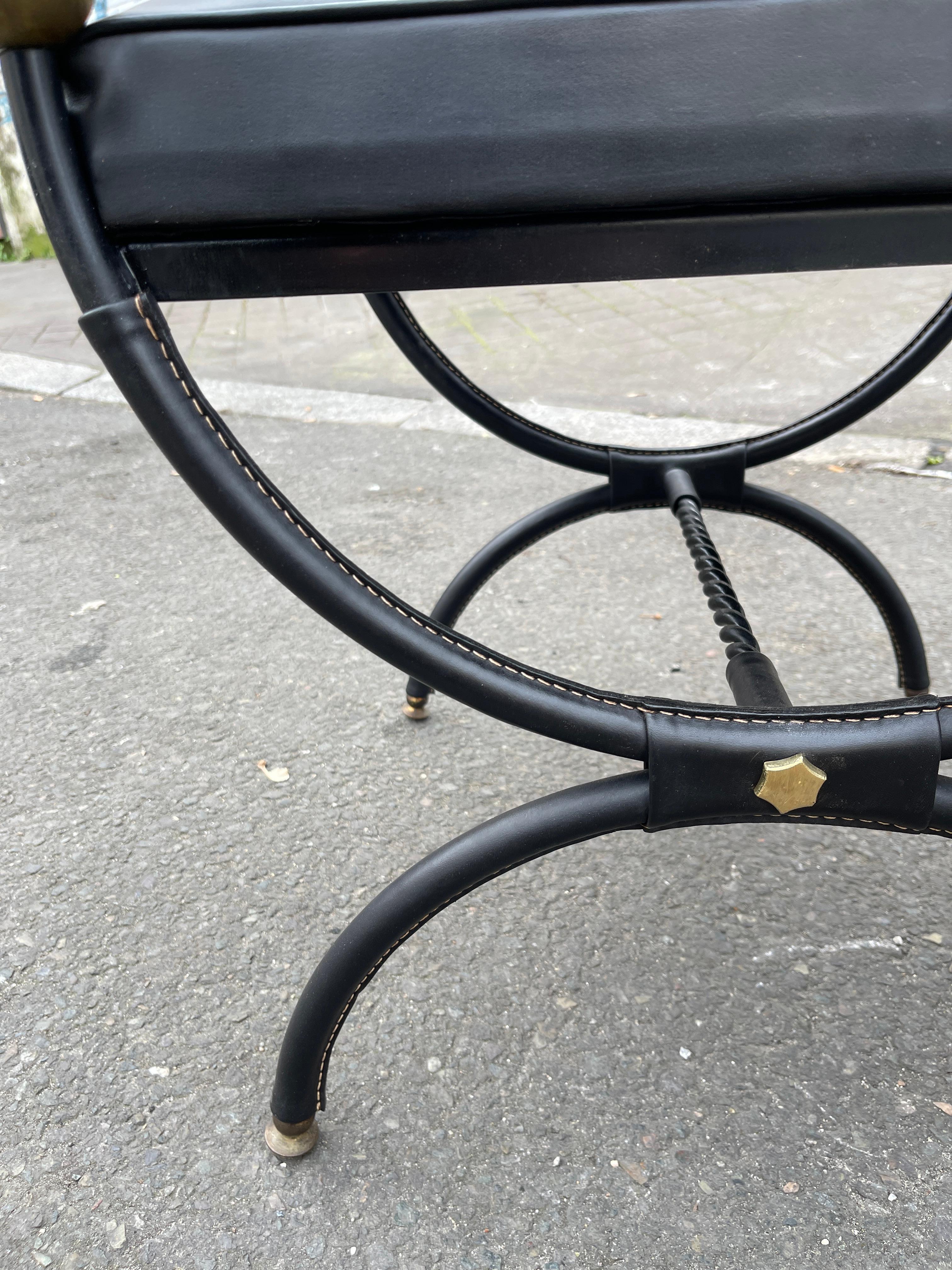 Paire de poufs en cuir cousu par Jacques Adnet des années 1950 en vente 2