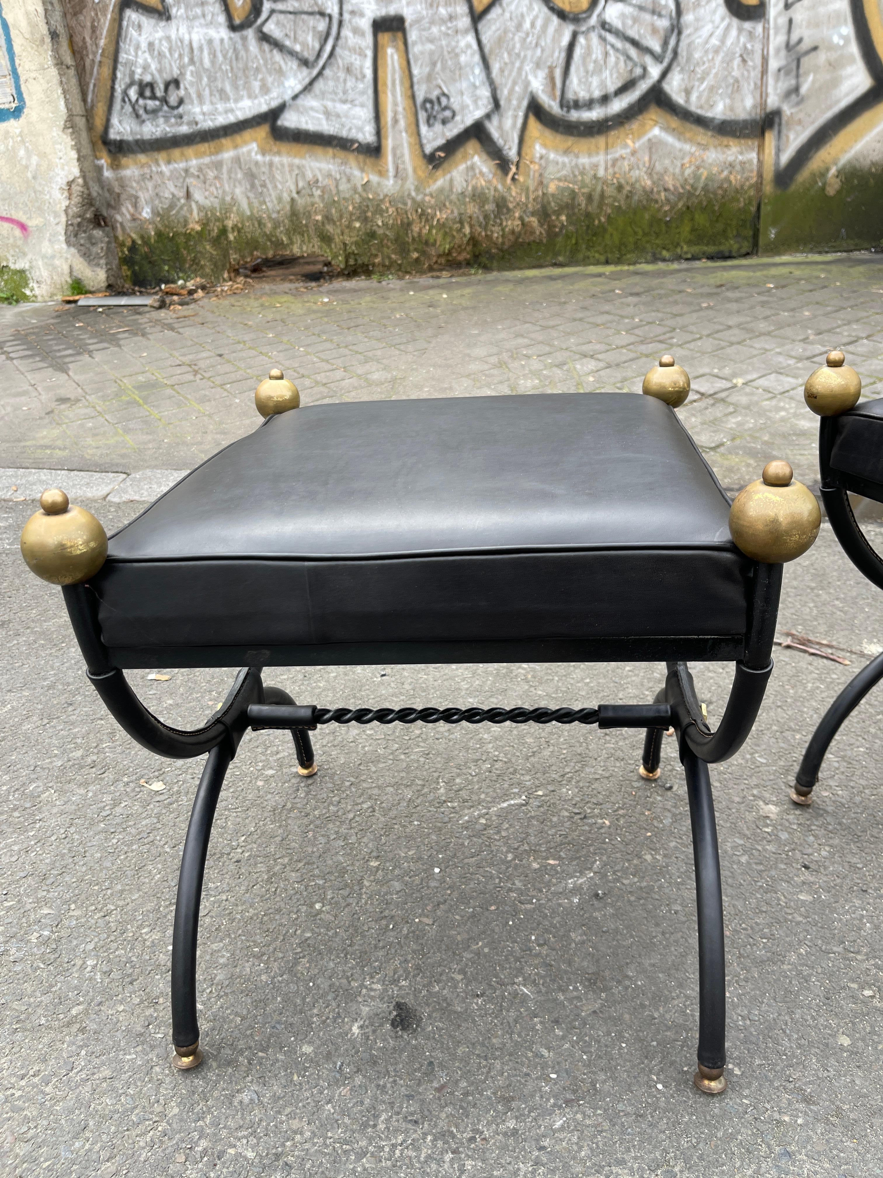Paire de poufs en cuir cousu par Jacques Adnet des années 1950 en vente 3