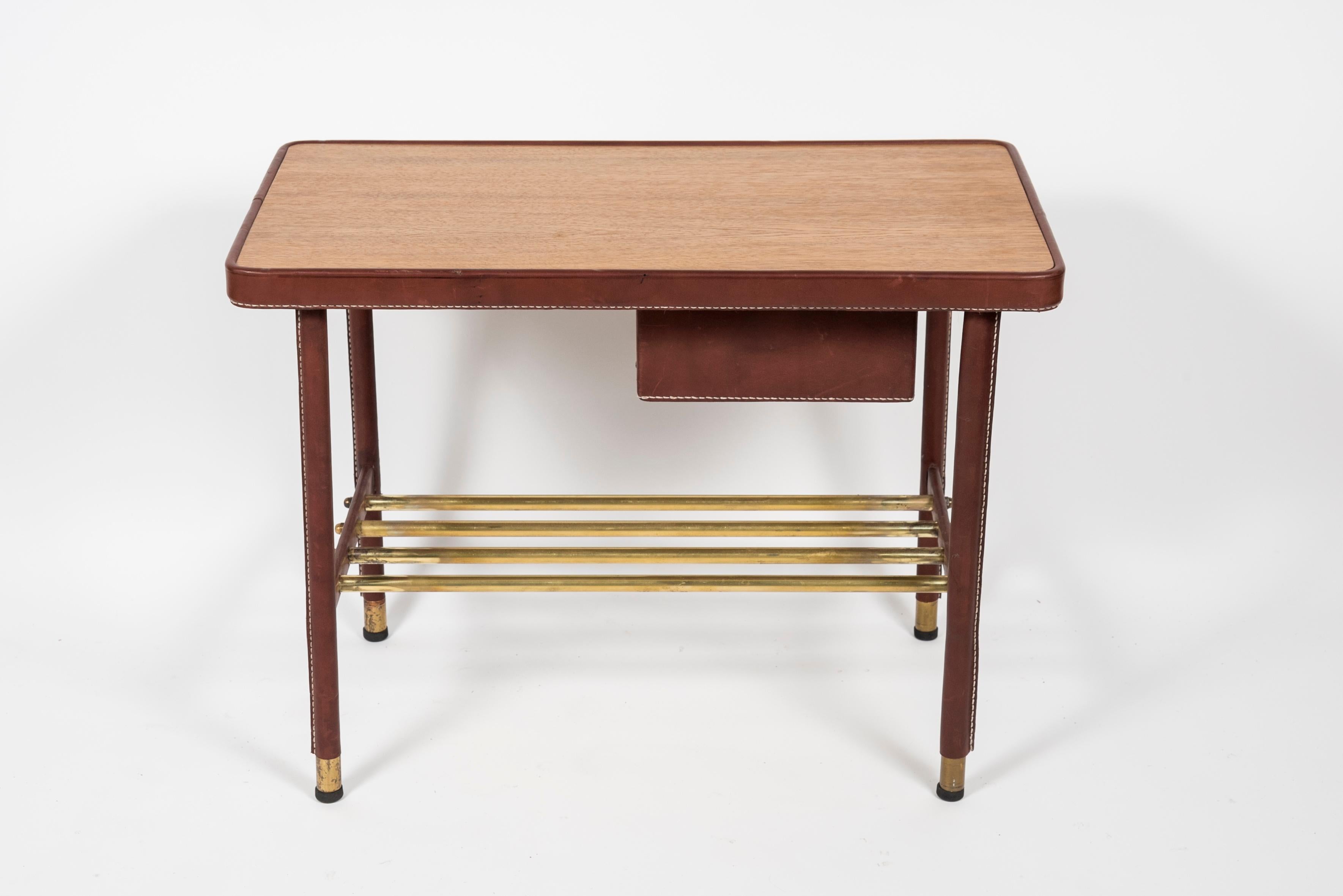 Paire de tables d'appoint en cuir cousues par Jacques Adnet des années 1950 en vente 4