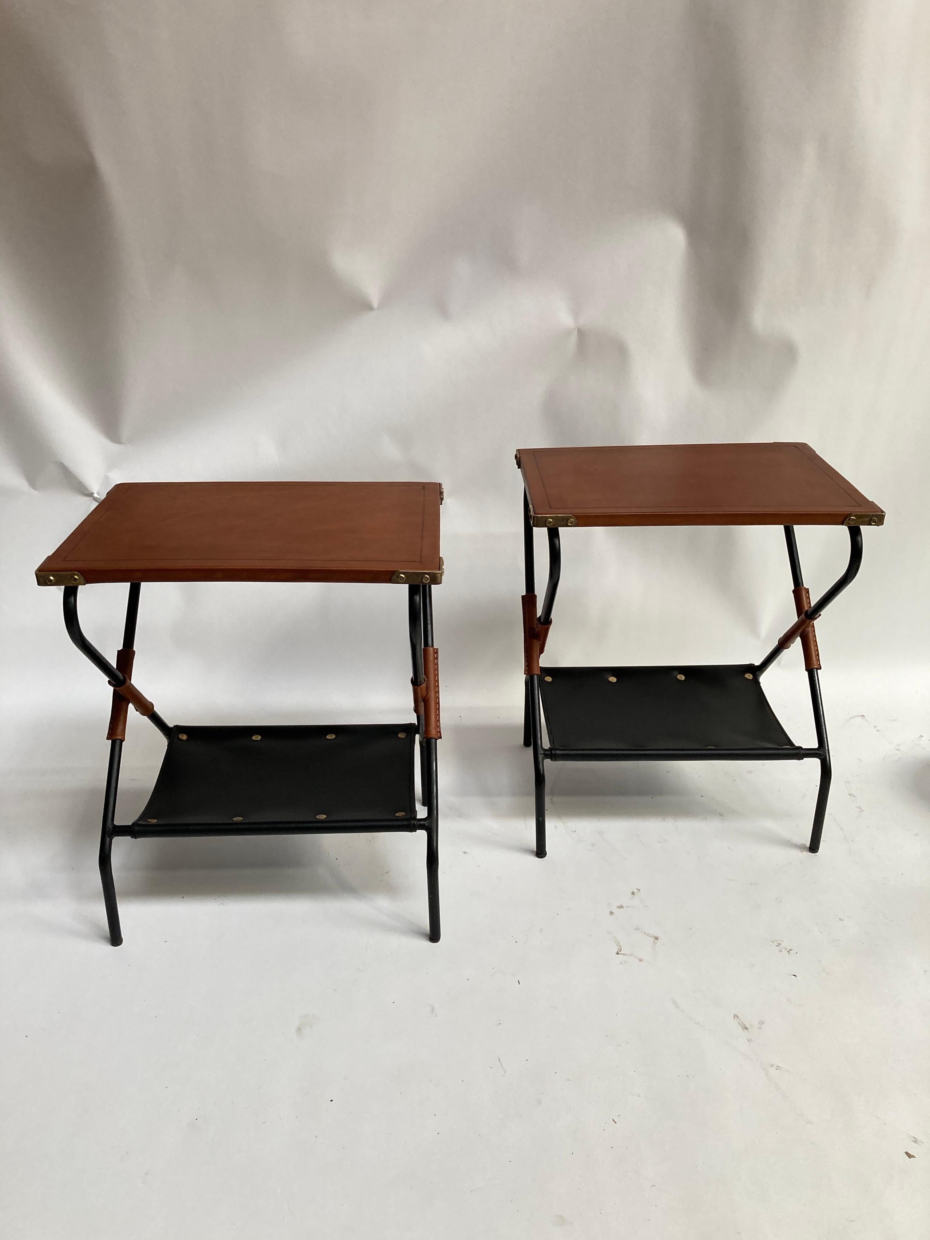 Paire de tables d'appoint rares, toutes recouvertes de cuir cousu par Jacques Adnet
France
1950's.