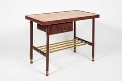 Pareja de mesas auxiliares de cuero cosido de los años 50, por Jacques Adnet