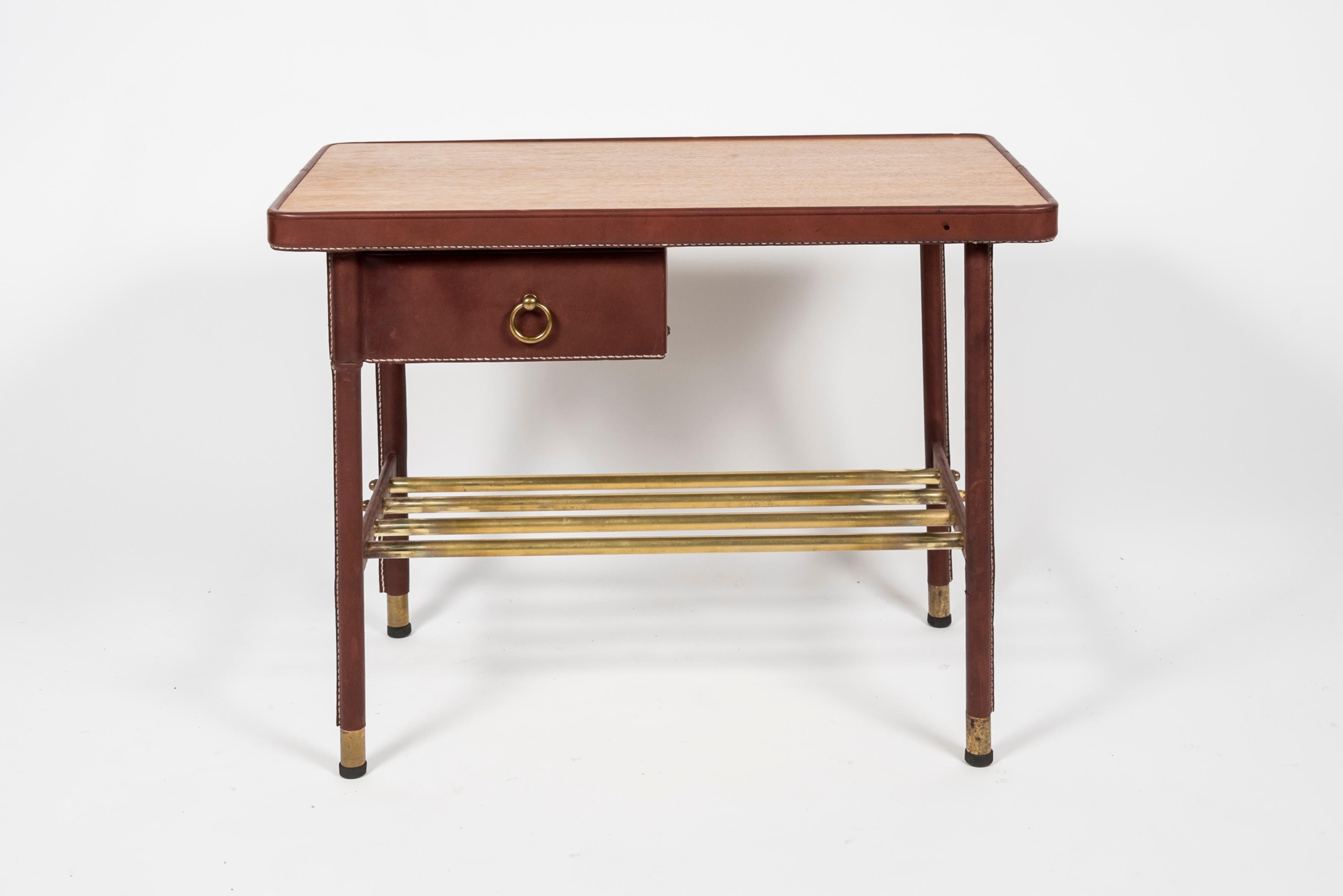 Pareja de mesas auxiliares de cuero cosido de los años 50, por Jacques Adnet en Bueno estado para la venta en Bois-Colombes, FR