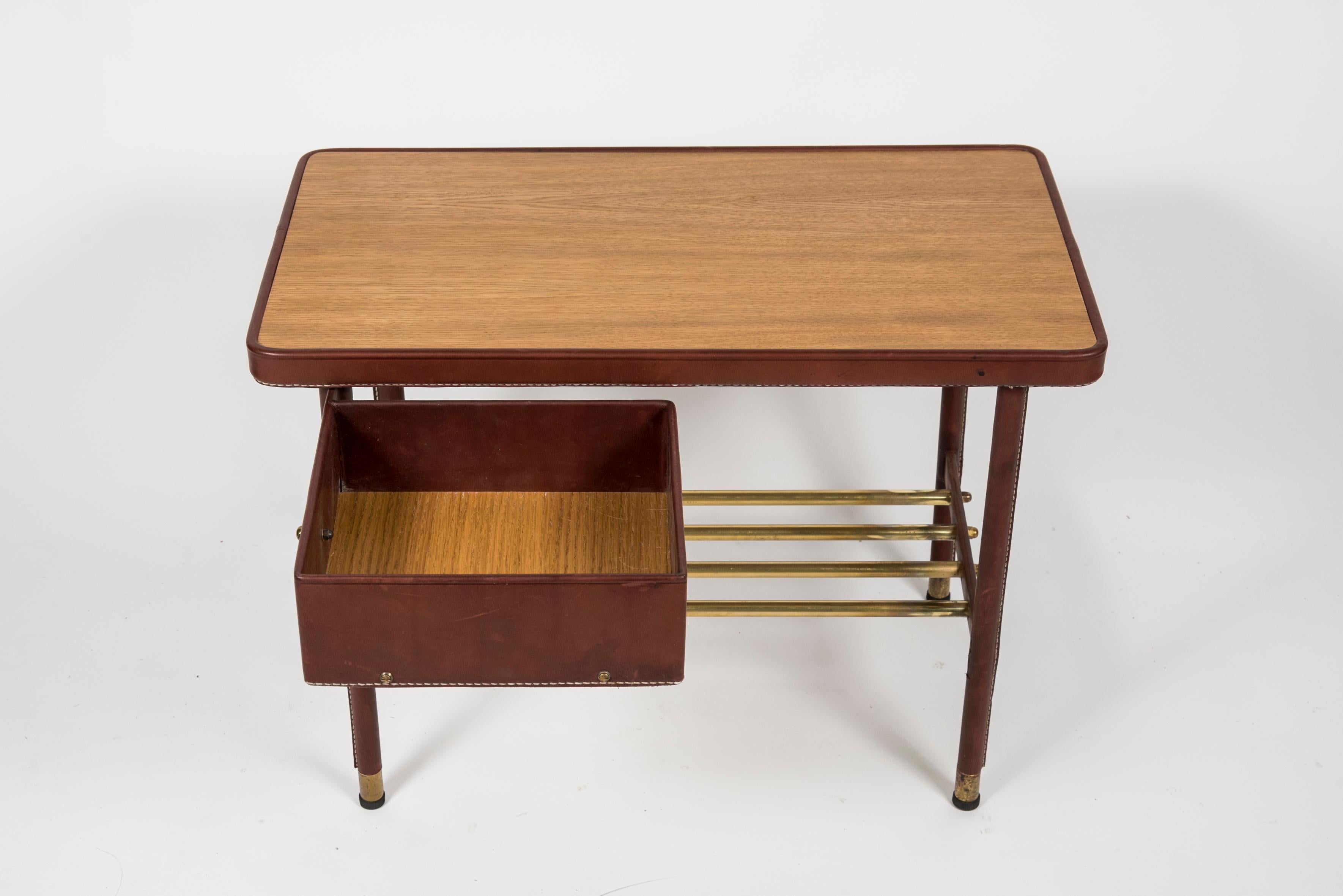 Milieu du XXe siècle Paire de tables d'appoint en cuir cousues par Jacques Adnet des années 1950 en vente